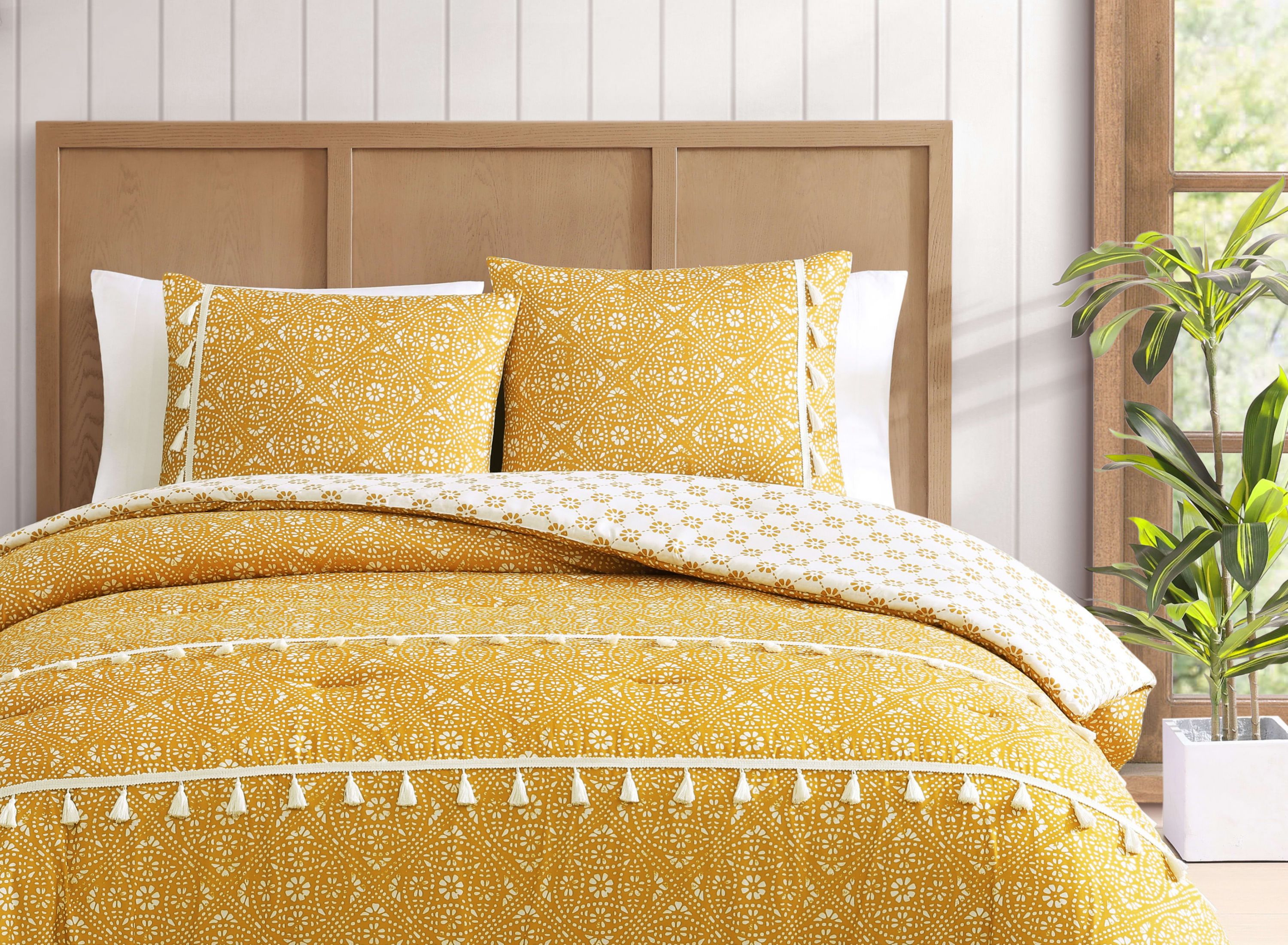 Pasadena Medallion Yellow 2-3 Piece Microfiber Comforter Set with Tassels