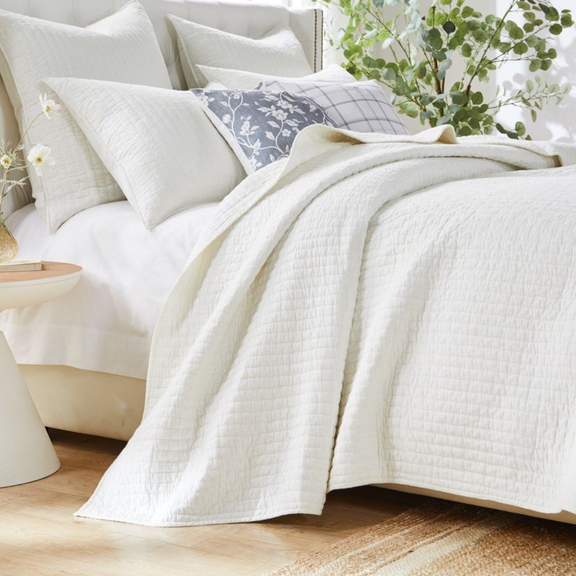 Monterrey Antique White Quilt Set