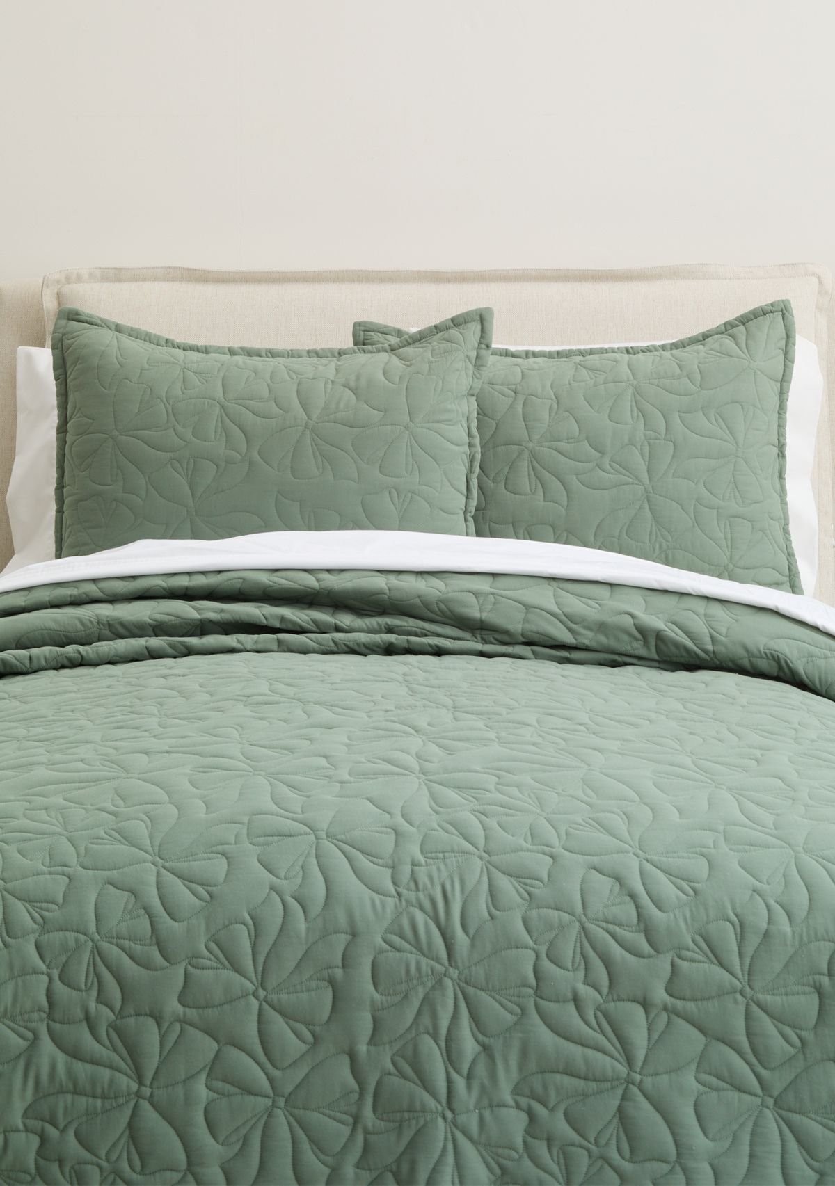 Evergreen Bow Stitched Quilt Set