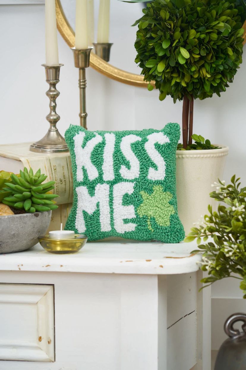 8" x 8" St. Patricks Day "Kiss Me" Clover Hooked Small/Petite Accent Throw Pillow