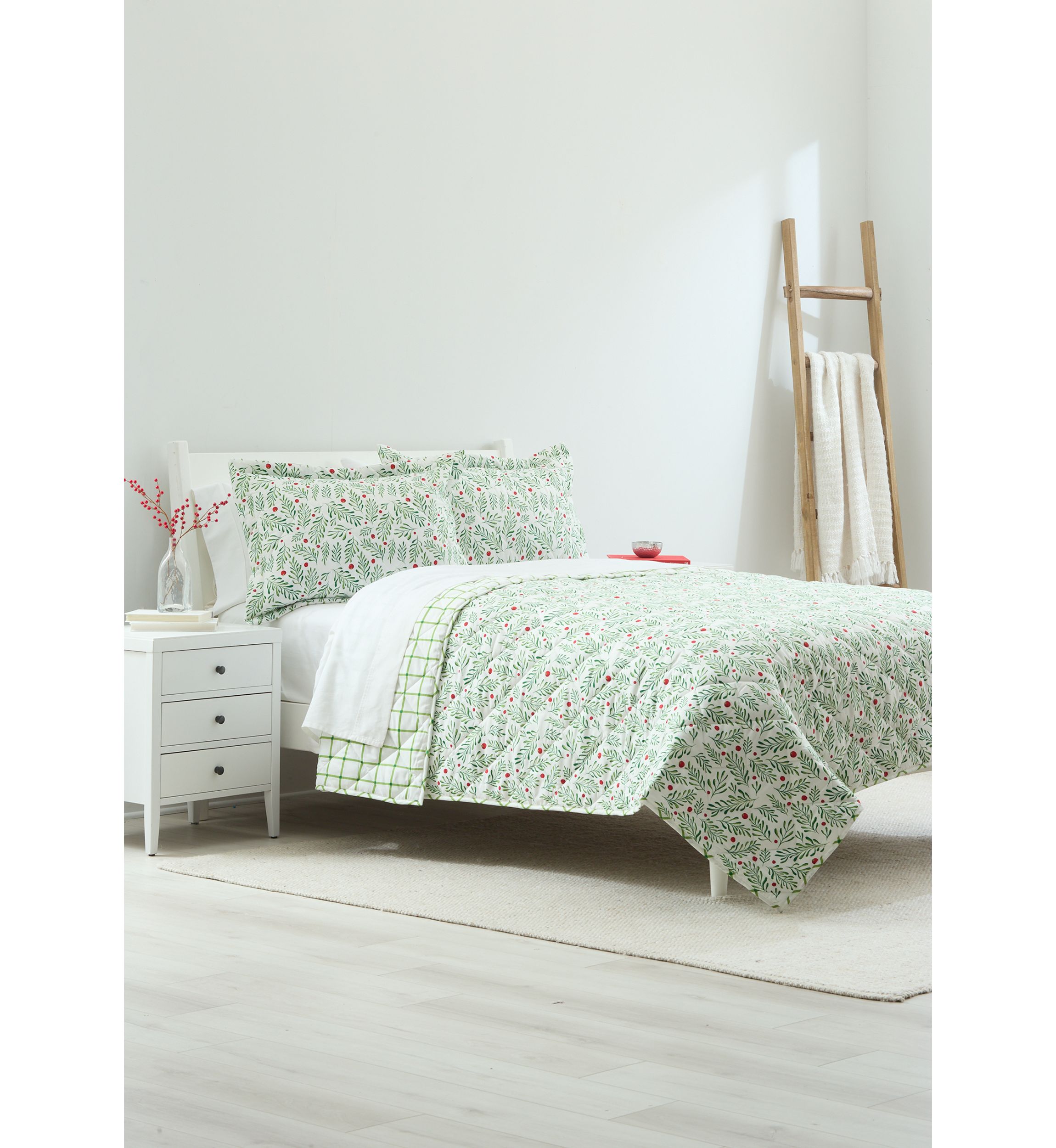 Holly Branch Quilt Set