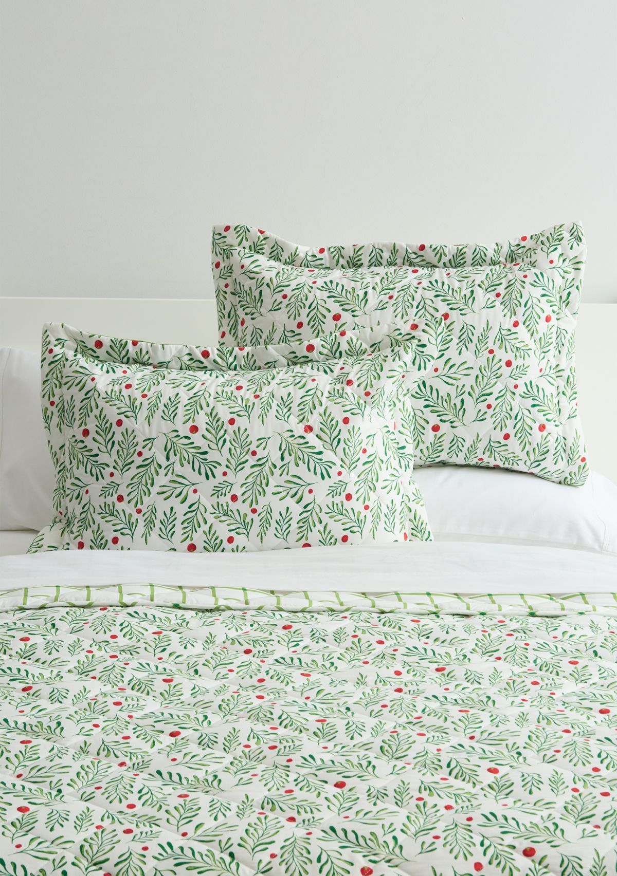 Holly Branch Quilt Set