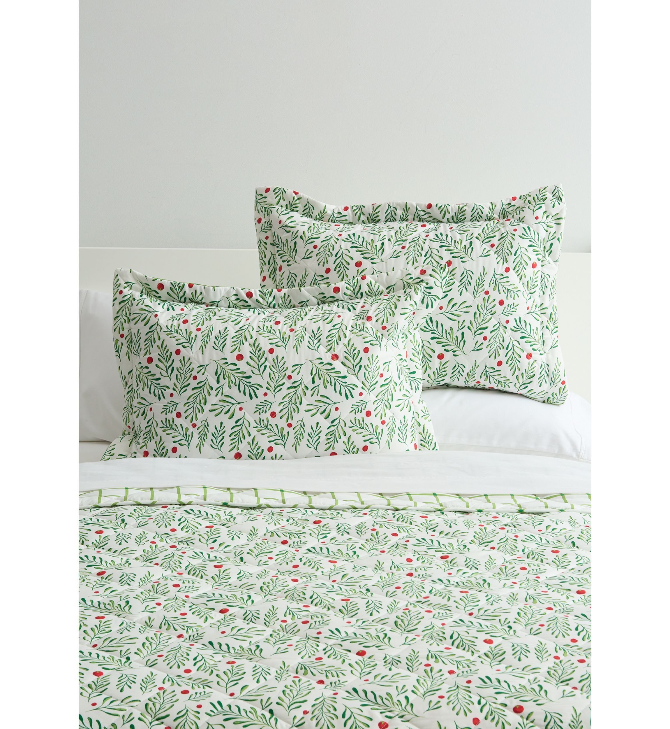 Holly Branch Quilt Set