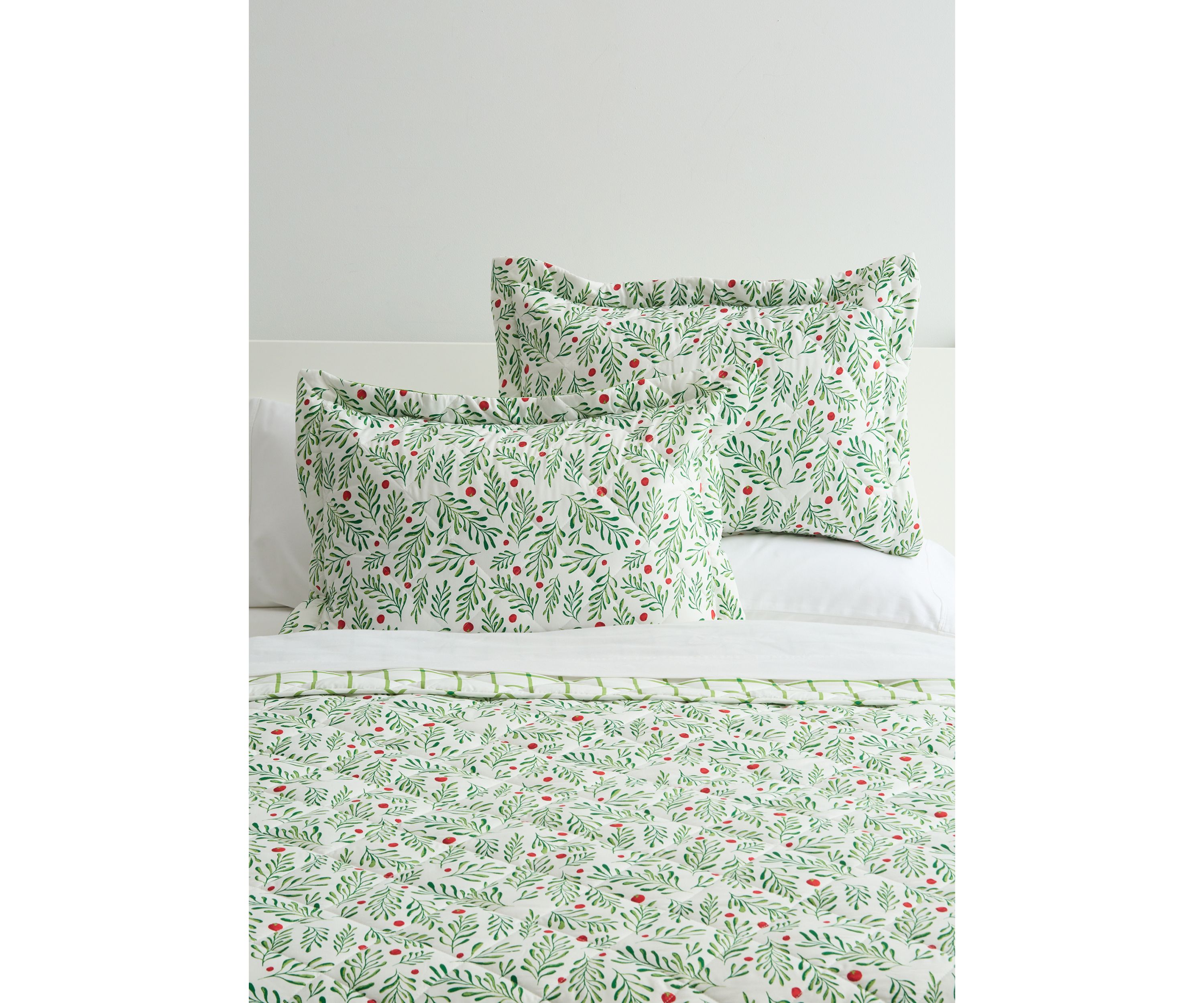 Holly Branch Quilt Set