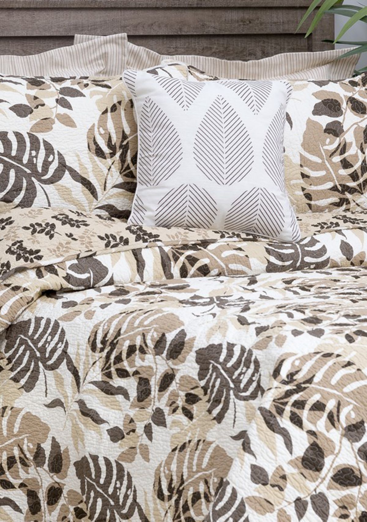 Silhouette Palm Tropical Quilt Set