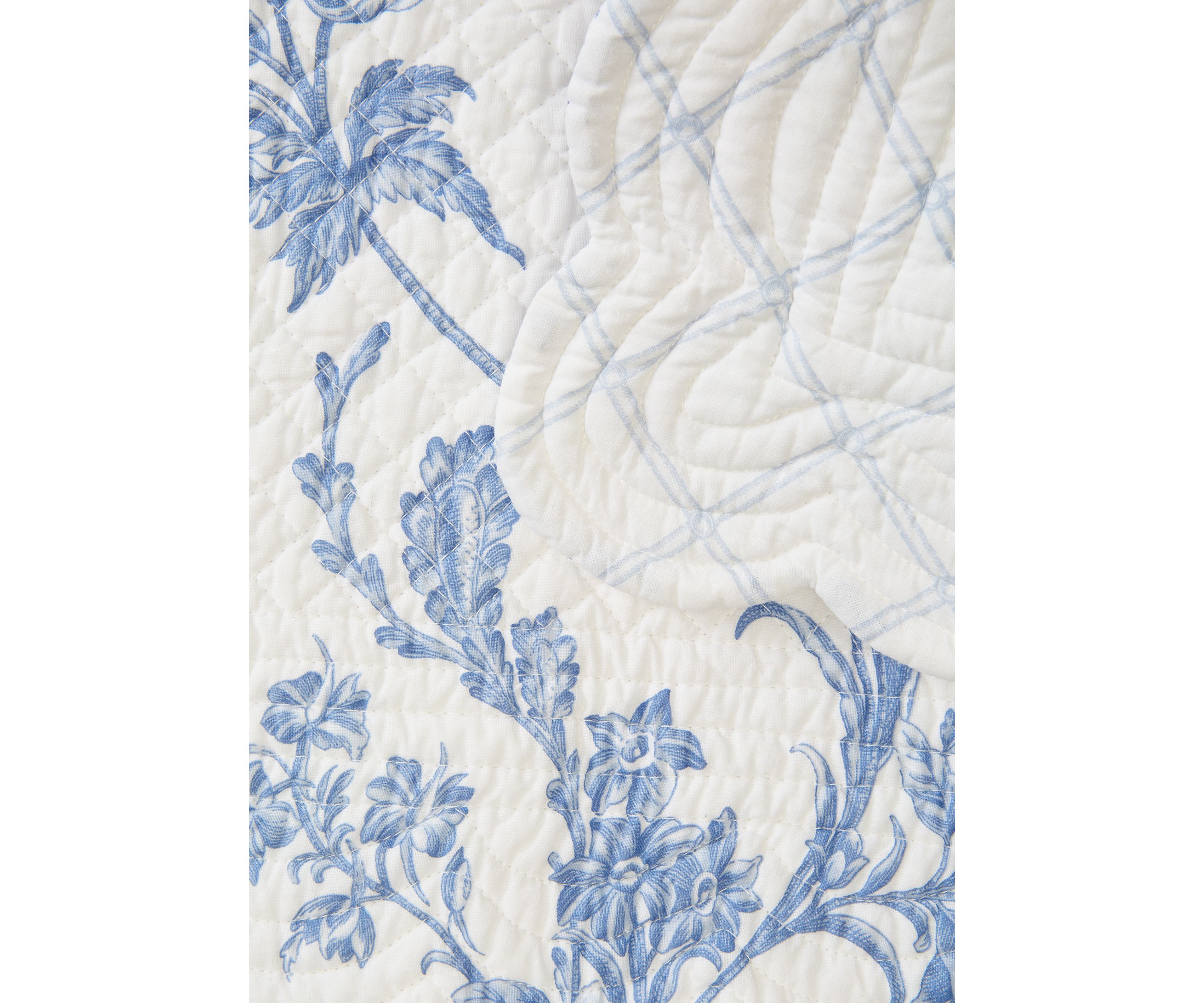 Bleighton Blue Reversible Quilted Scalloped Placemat