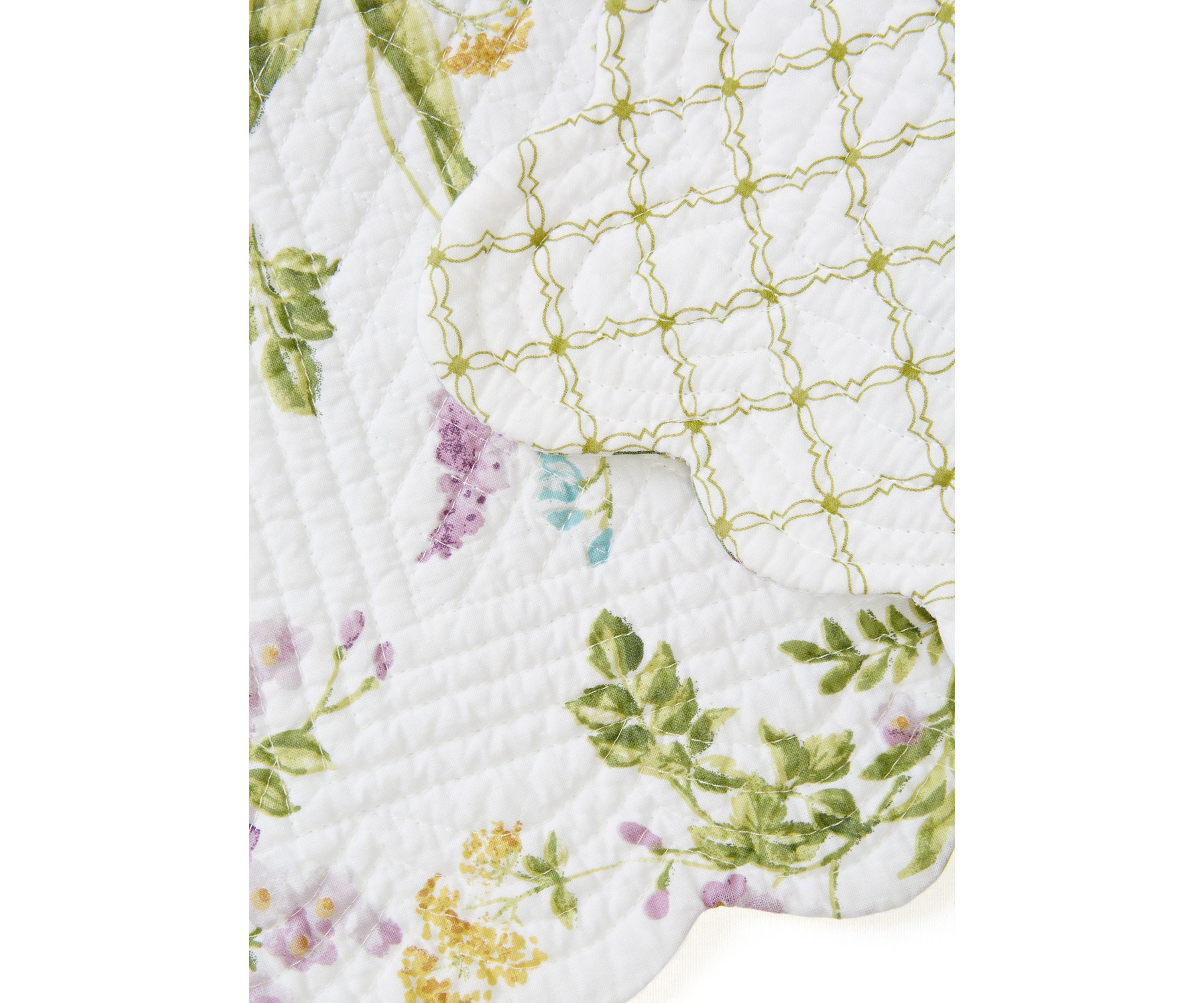 Carley Floral Reversible Quilted Scallop Placemat
