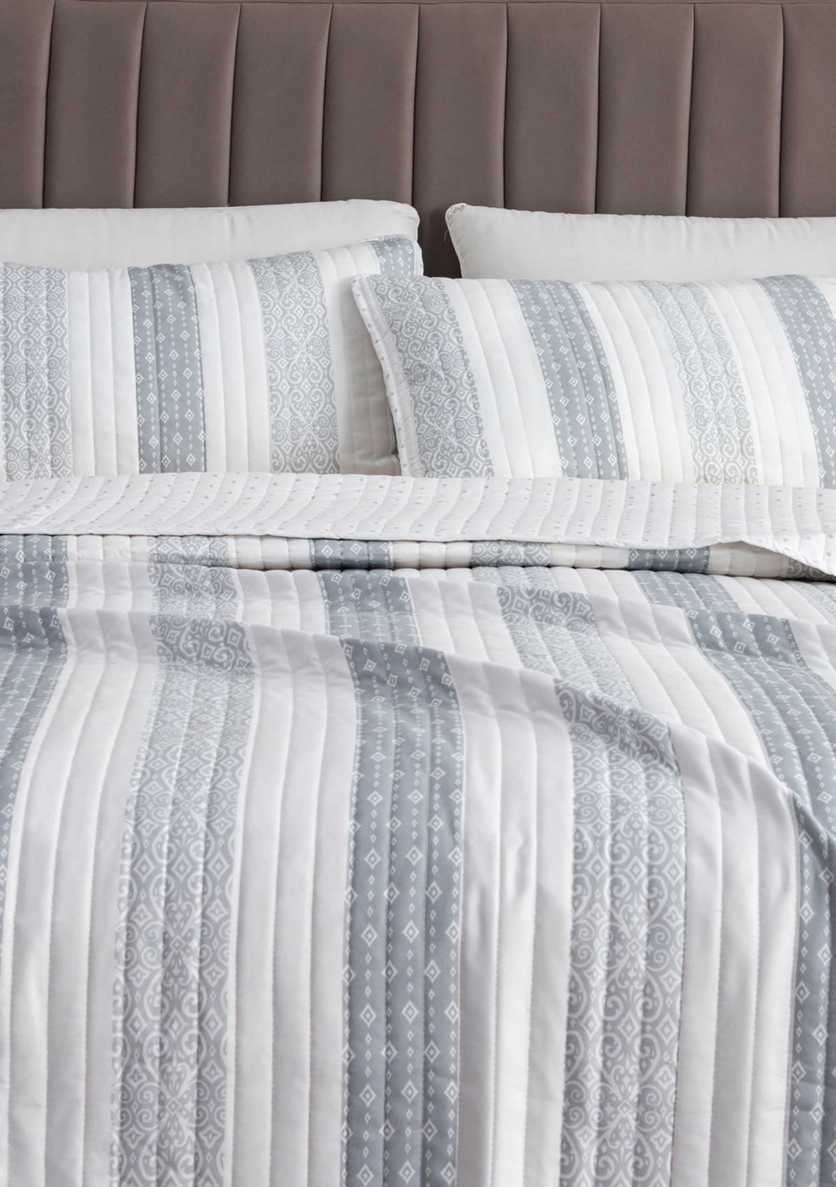 Patterned Stripe Quilt Set