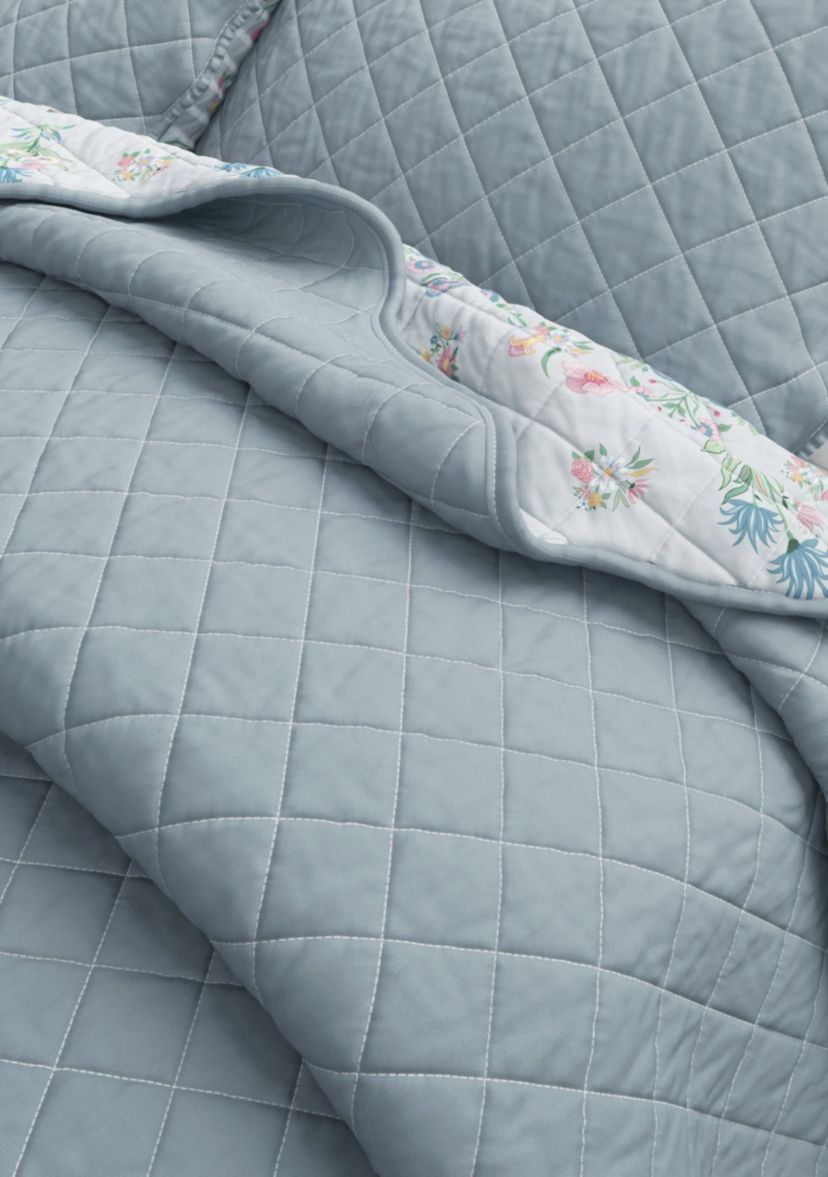 Blue Floral Scalloped Quilt Set