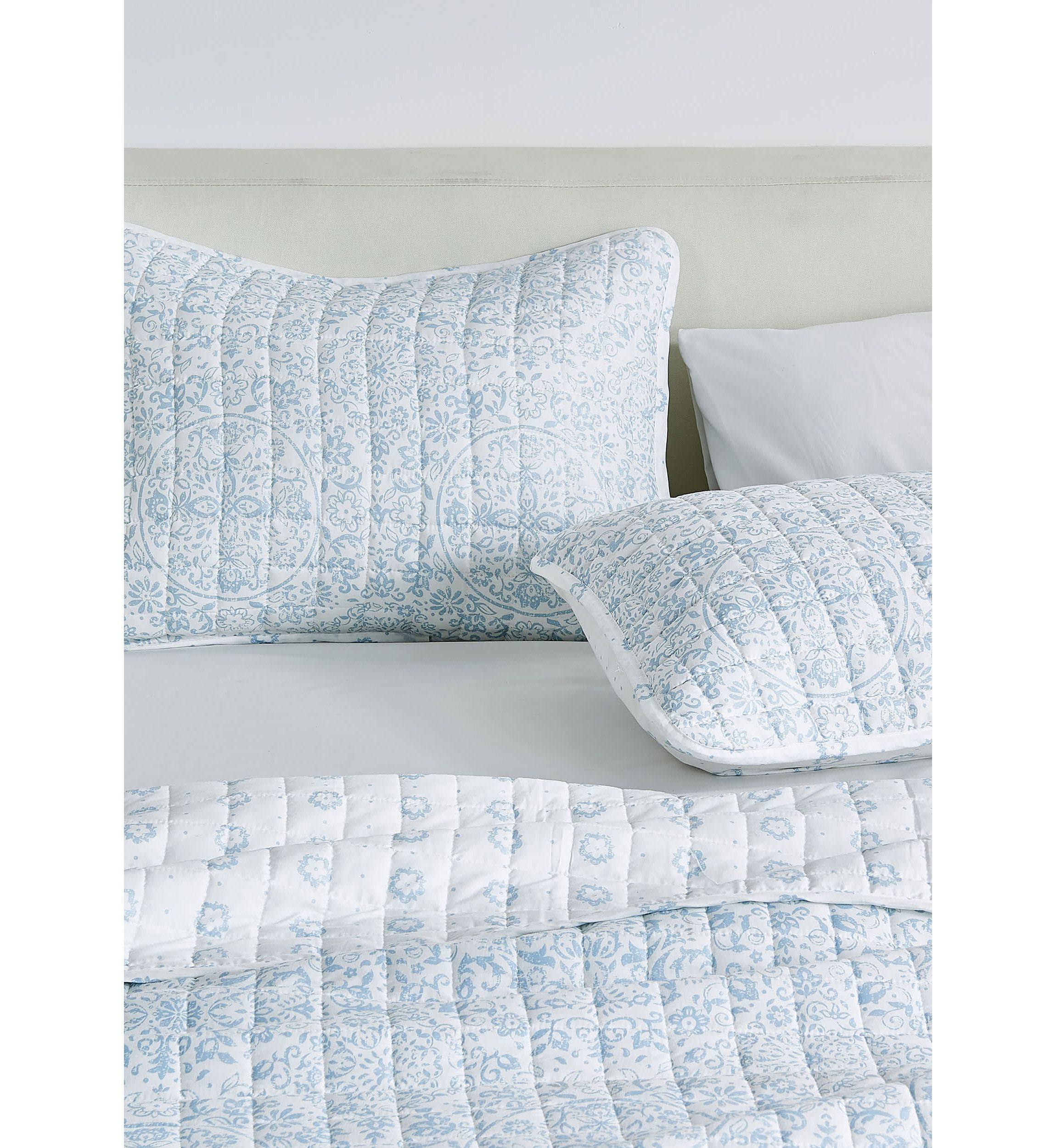 Medallion Floral Quilt Set