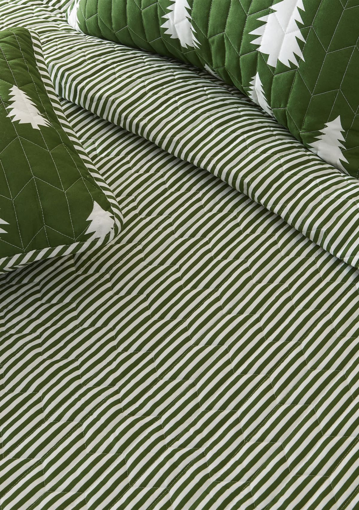 Little Trees Lodge Quilt Set