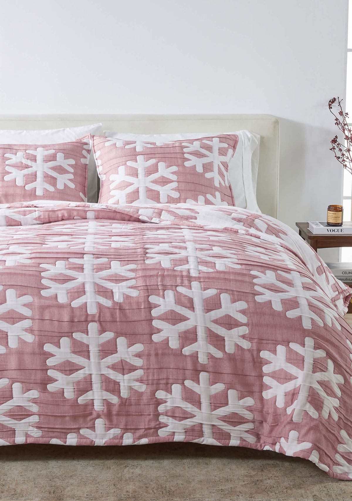 Winter-Themed Snowflake Matelassé Quilt Set with Shams