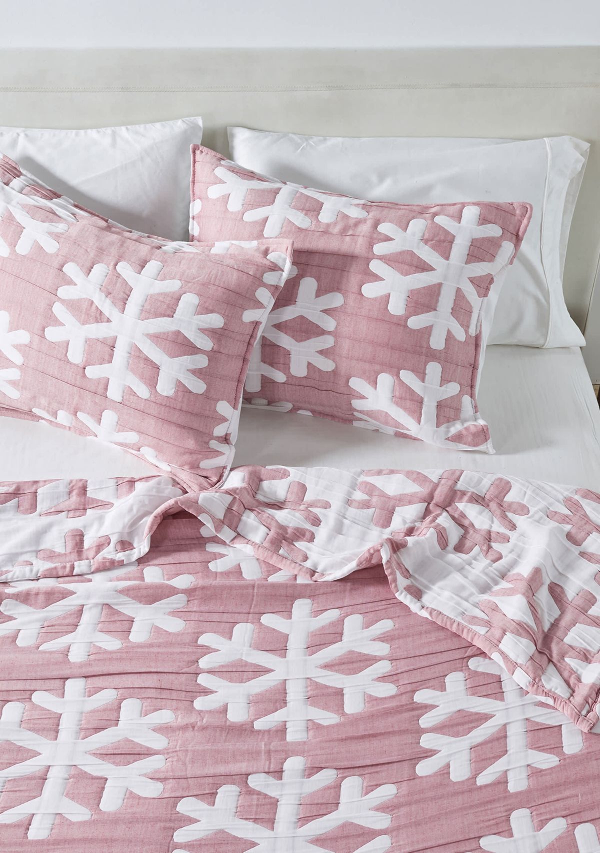 Winter-Themed Snowflake Matelassé Quilt Set with Shams