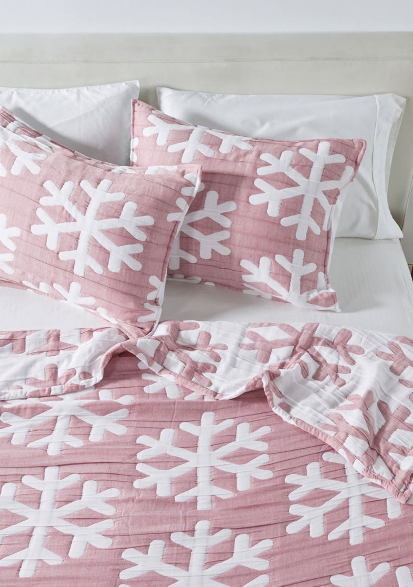 Winter-Themed Snowflake Matelassé Quilt Set with Shams