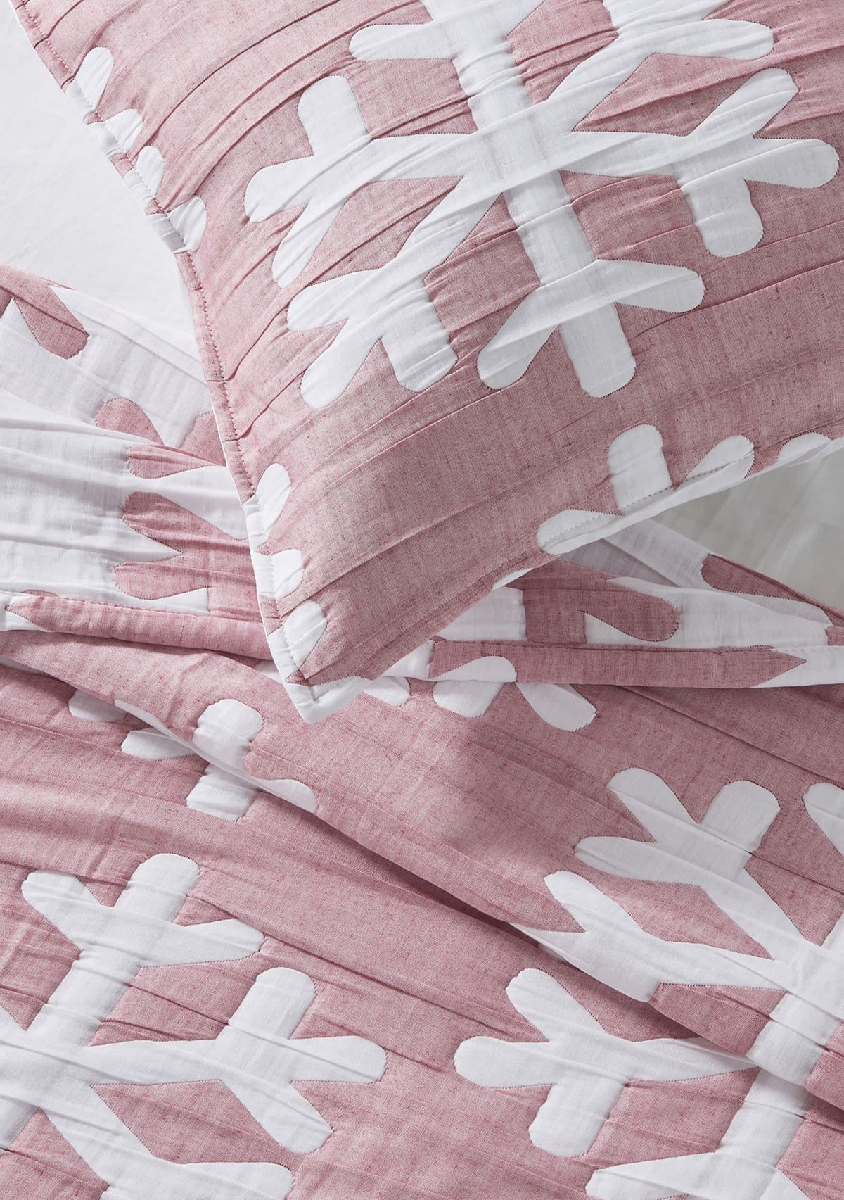 Winter-Themed Snowflake Matelassé Quilt Set with Shams