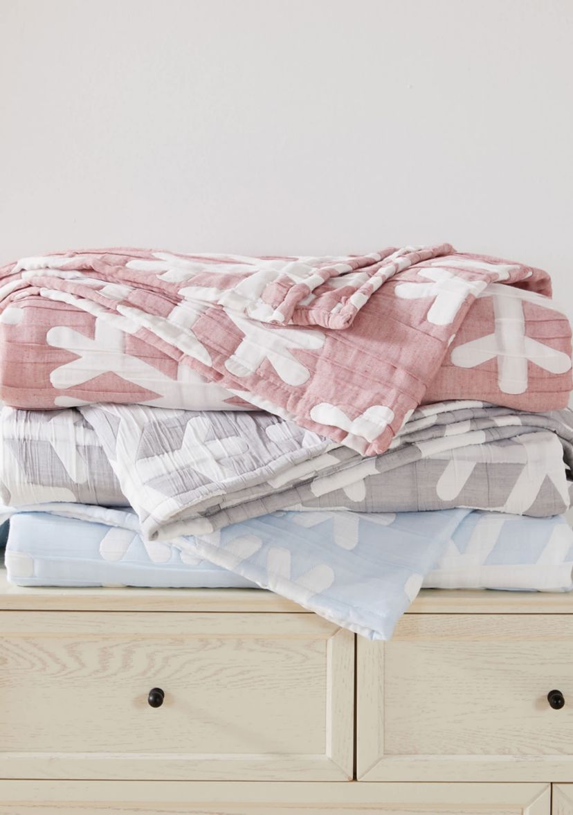 Winter-Themed Snowflake Matelassé Quilt Set with Shams