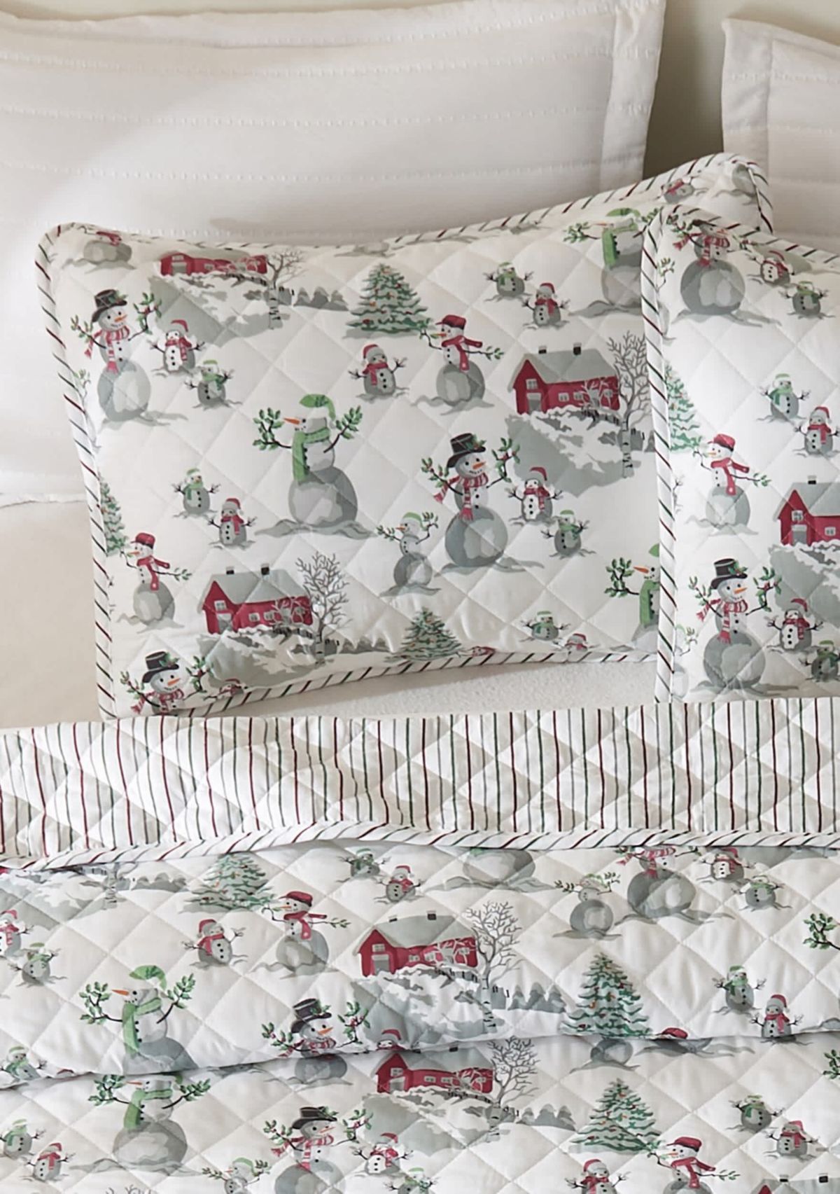 Holiday Printed Microfiber Quilt Set with Shams