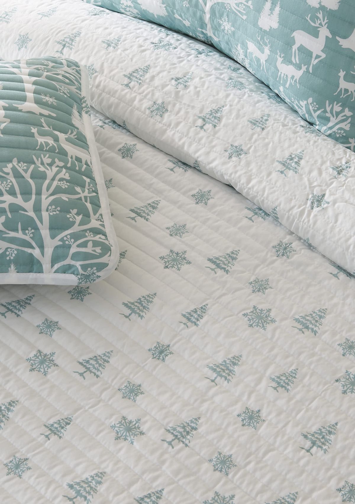 Winter-Themed Microfiber Quilt Set with Shams