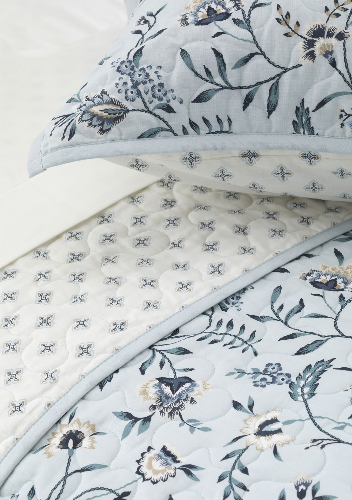 Carolina Crewel Quilt Set