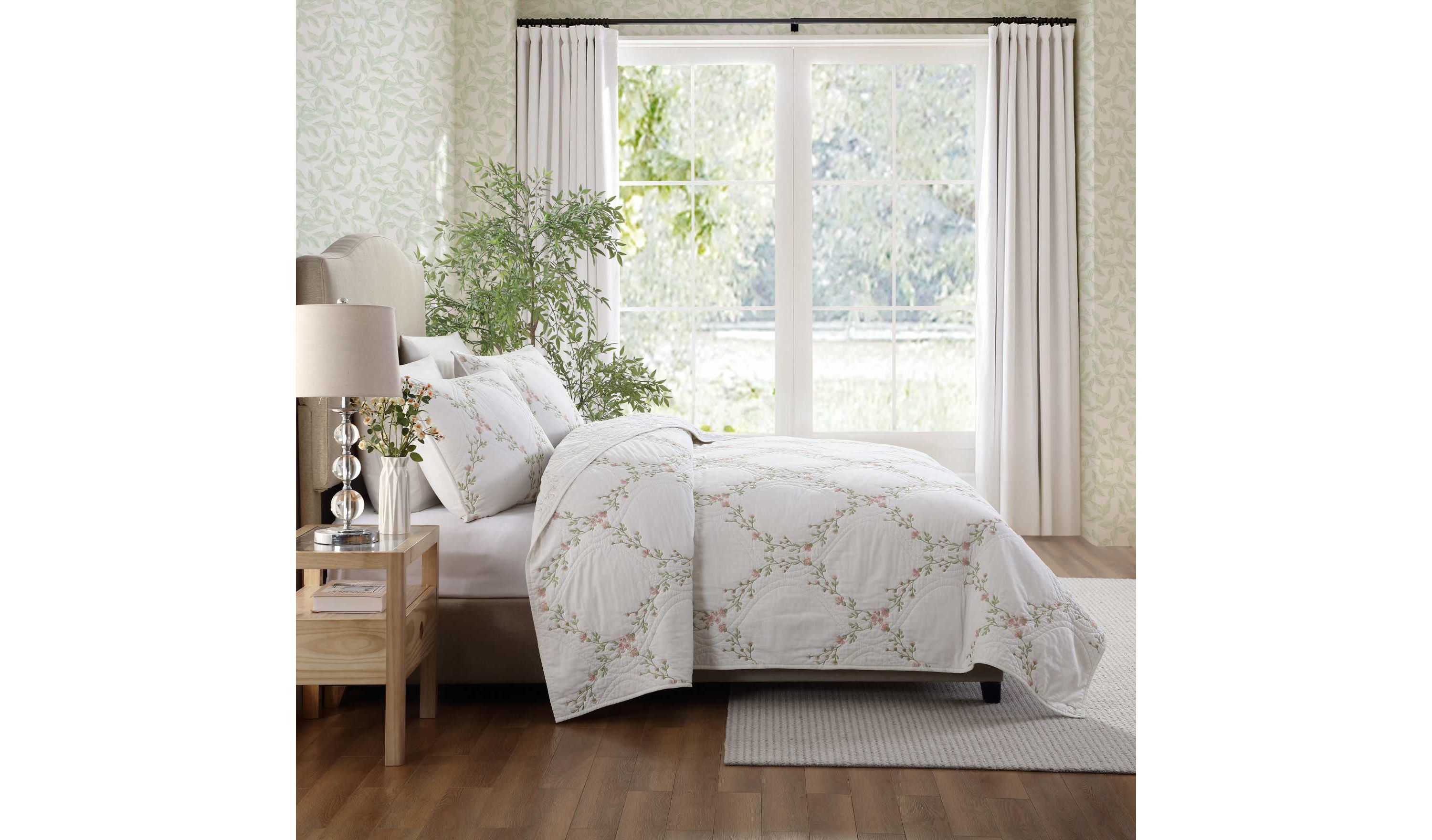 Floral Embroidery Cotton Quilt Set