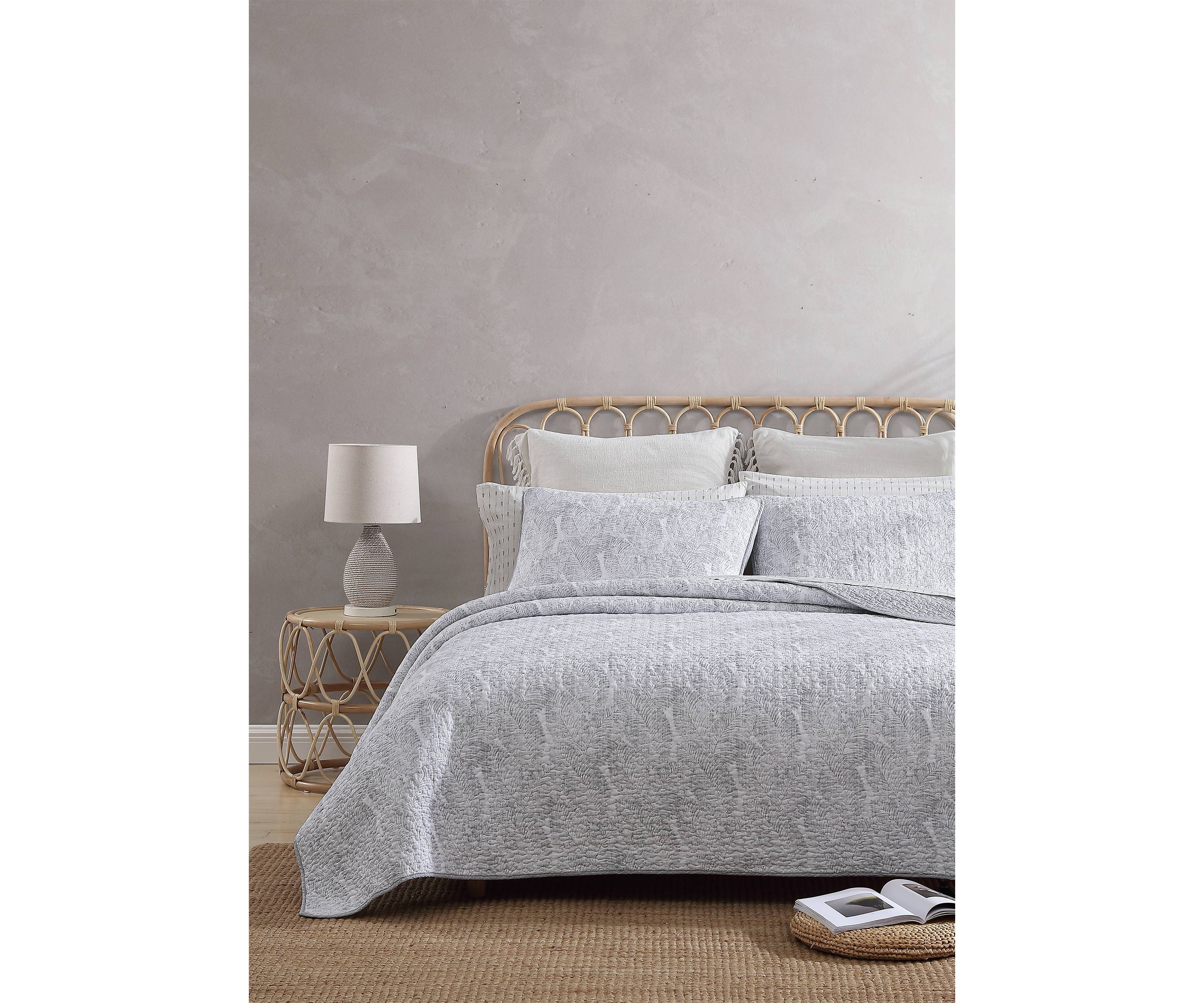 Distressed Water Leaves 3-Piece Quilt Set