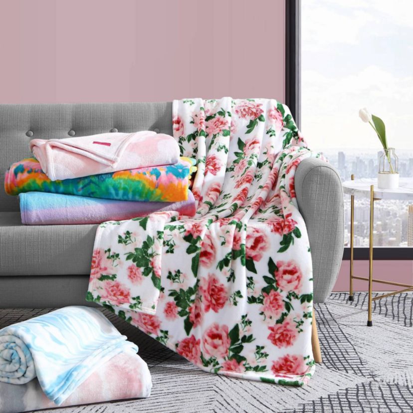 Dotted Heart Polyester Throw Blanket