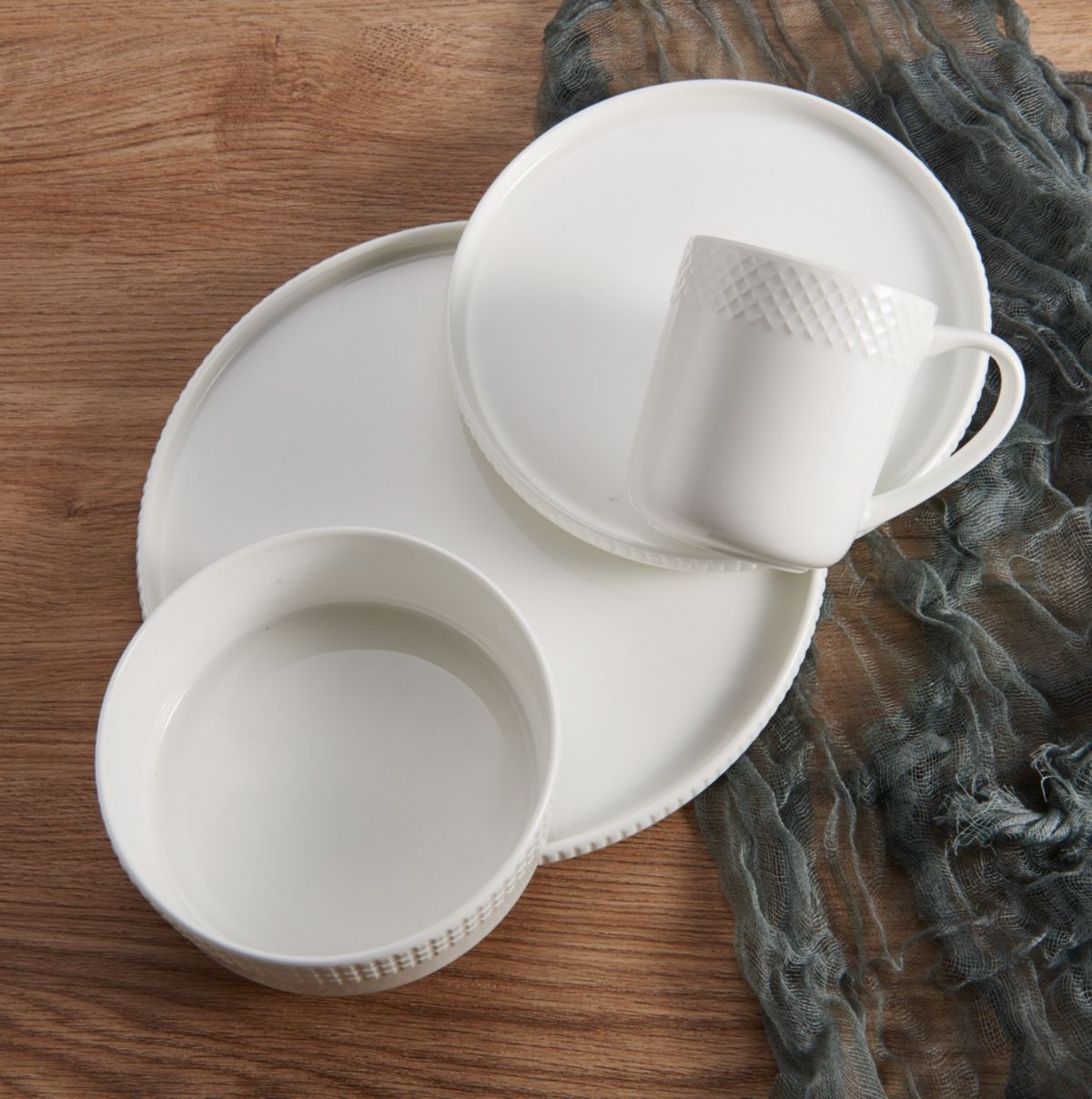 Camila Bone China Lightweight Chip Resistant 16 Piece Dinnerware Set, Service For 4, White