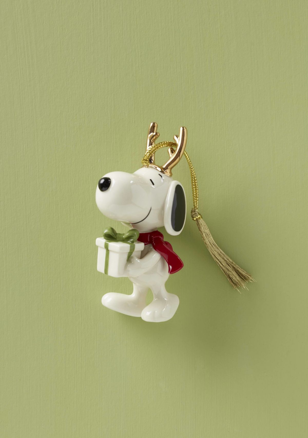 Snoopy with Gift Ornament