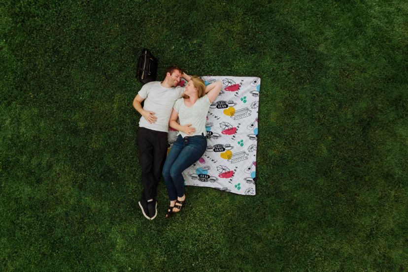 Warner Bros Friends Impresa Picnic Blanket