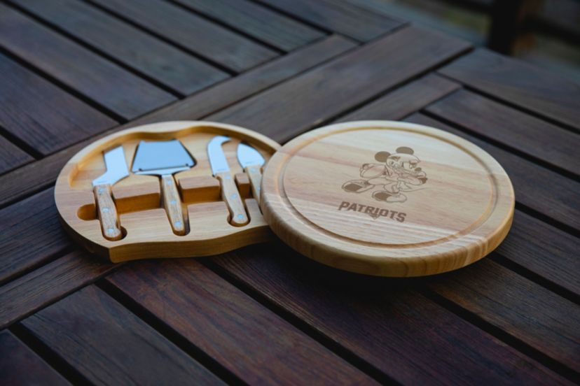 Disney NFL Cobrand New England Patriots Mickey Mouse Circo Cheese Board and Knife Set