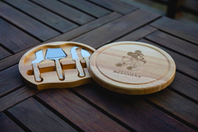 Disney NFL Cobrand Seattle Seahawks Mickey Mouse Circo Cheese Board and Knife Set