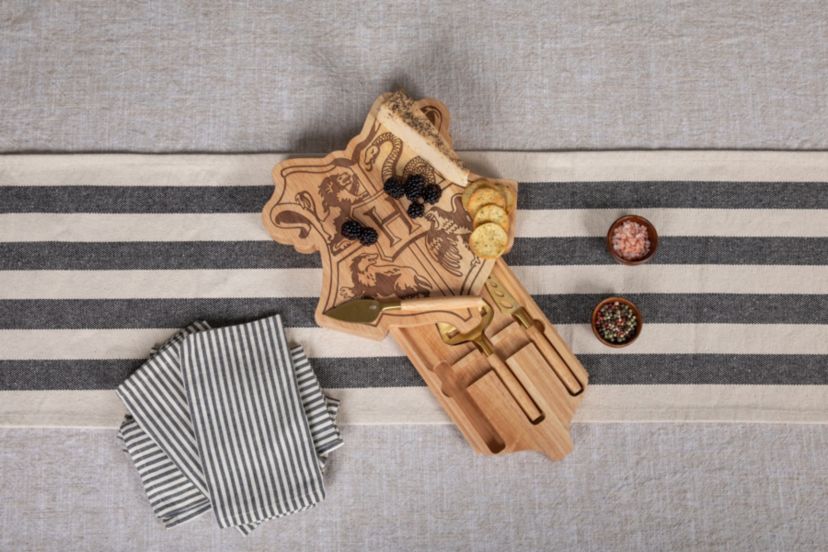 Harry Potter Hogwarts Crest Cheese Set with Tools