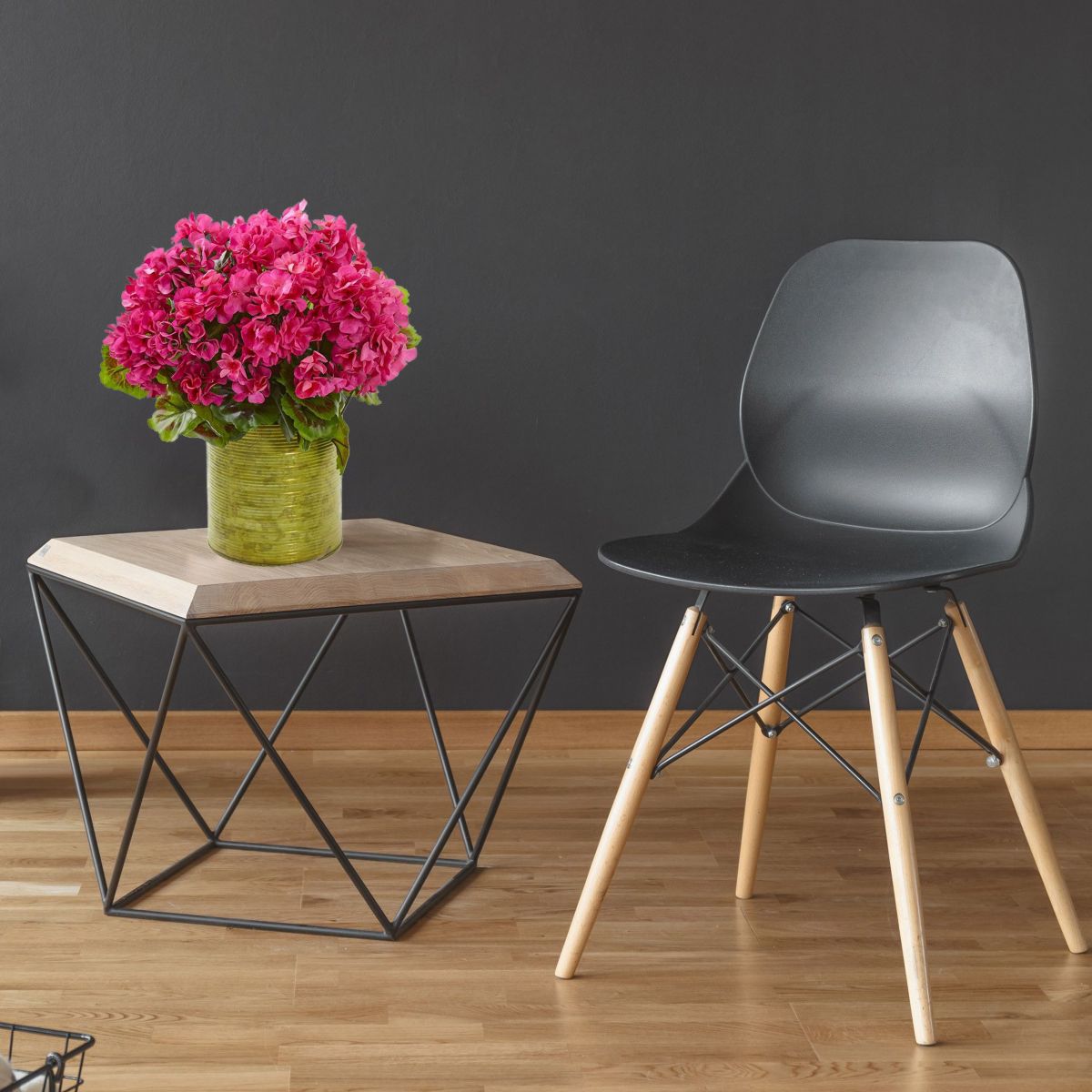 Geranium Artificial Plant in Metal Planter UV Resistant (Indoor/Outdoor)