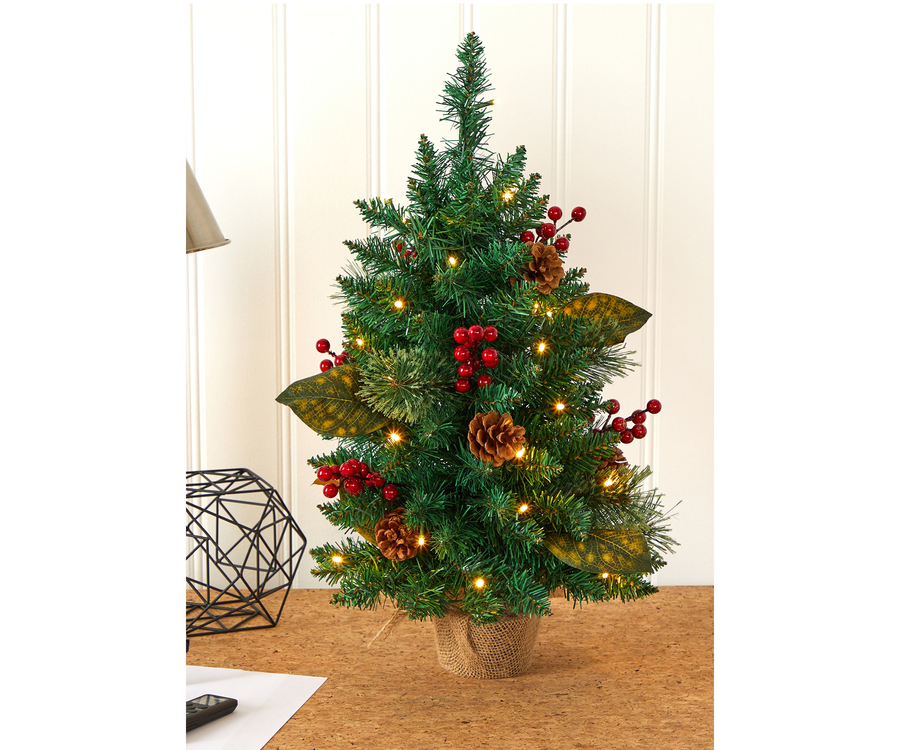 Pinecone and Berries Christmas Tree