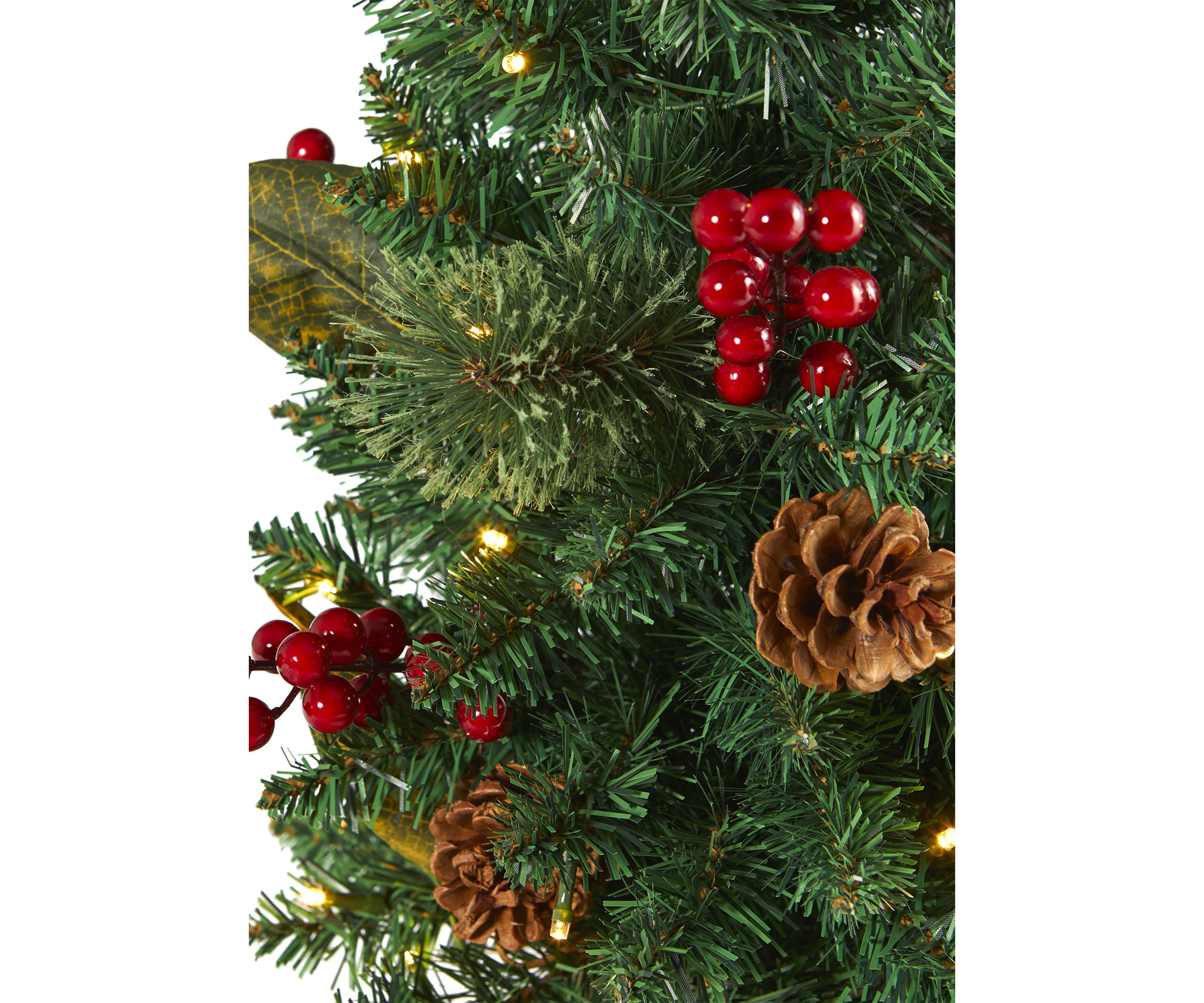 Pinecone and Berries Christmas Tree