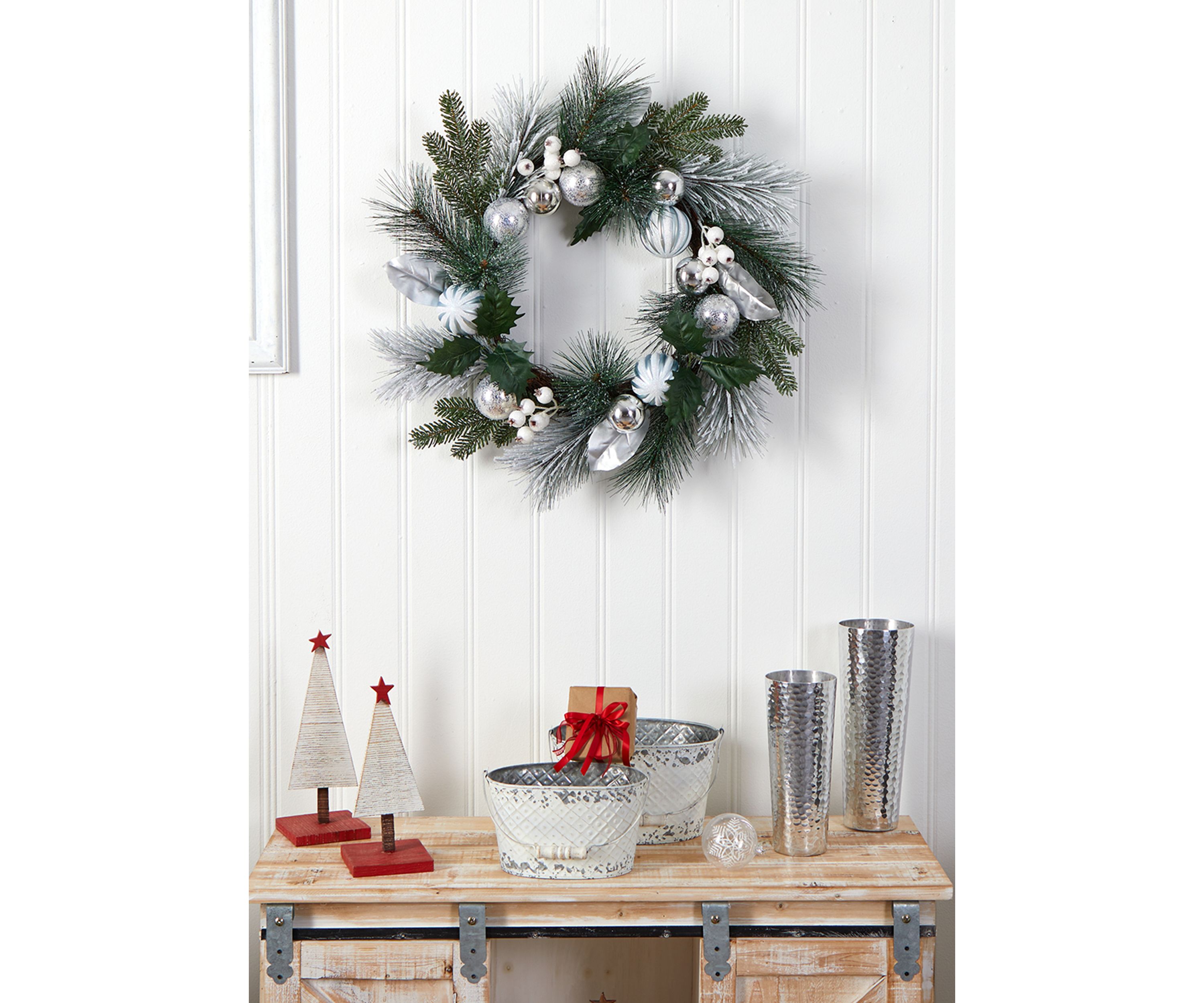 24 Inch Pinecones and Berries Christmas Artificial Wreath with Silver Ornaments
