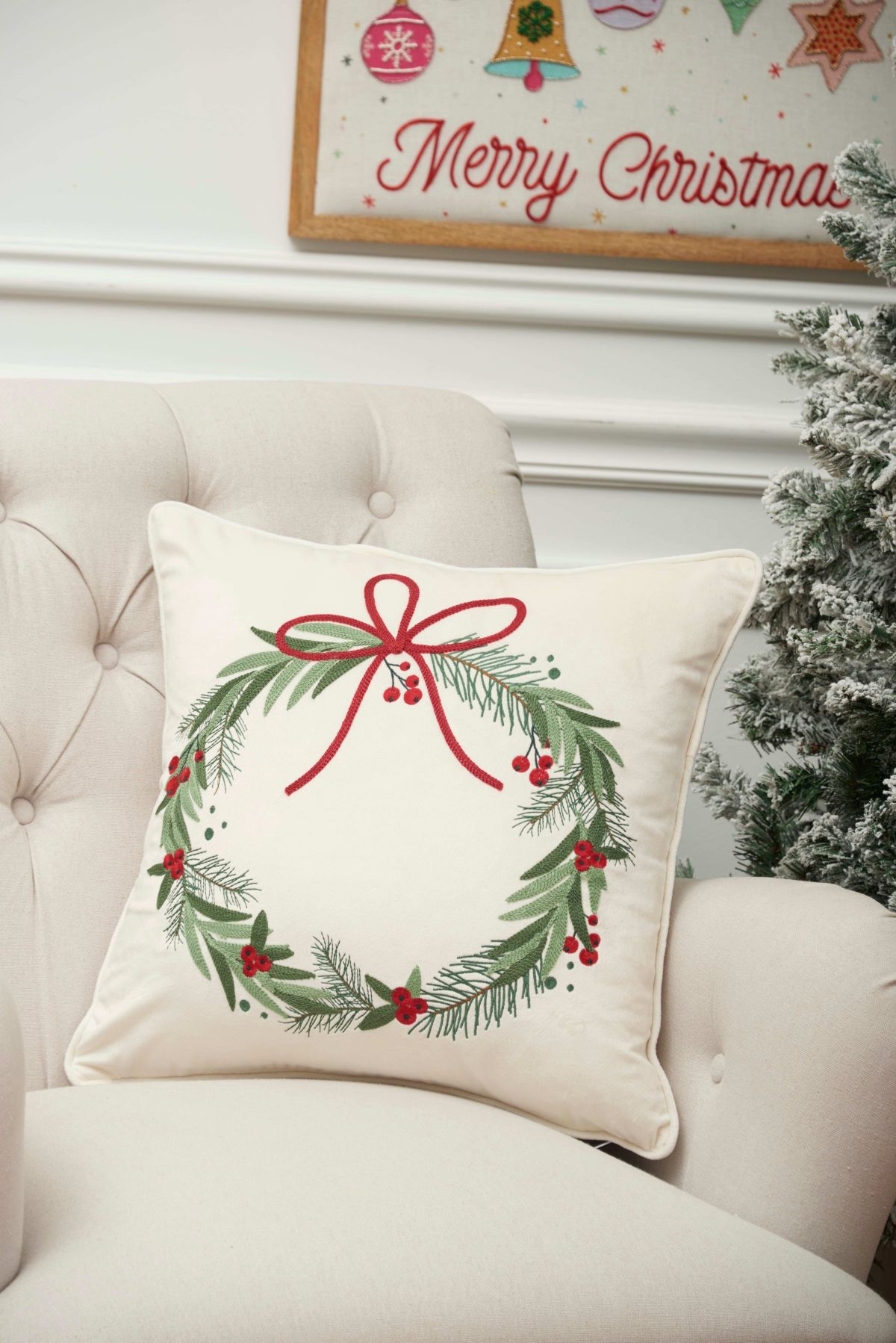 18" x 18" Christmas Wreath Throw Pillow