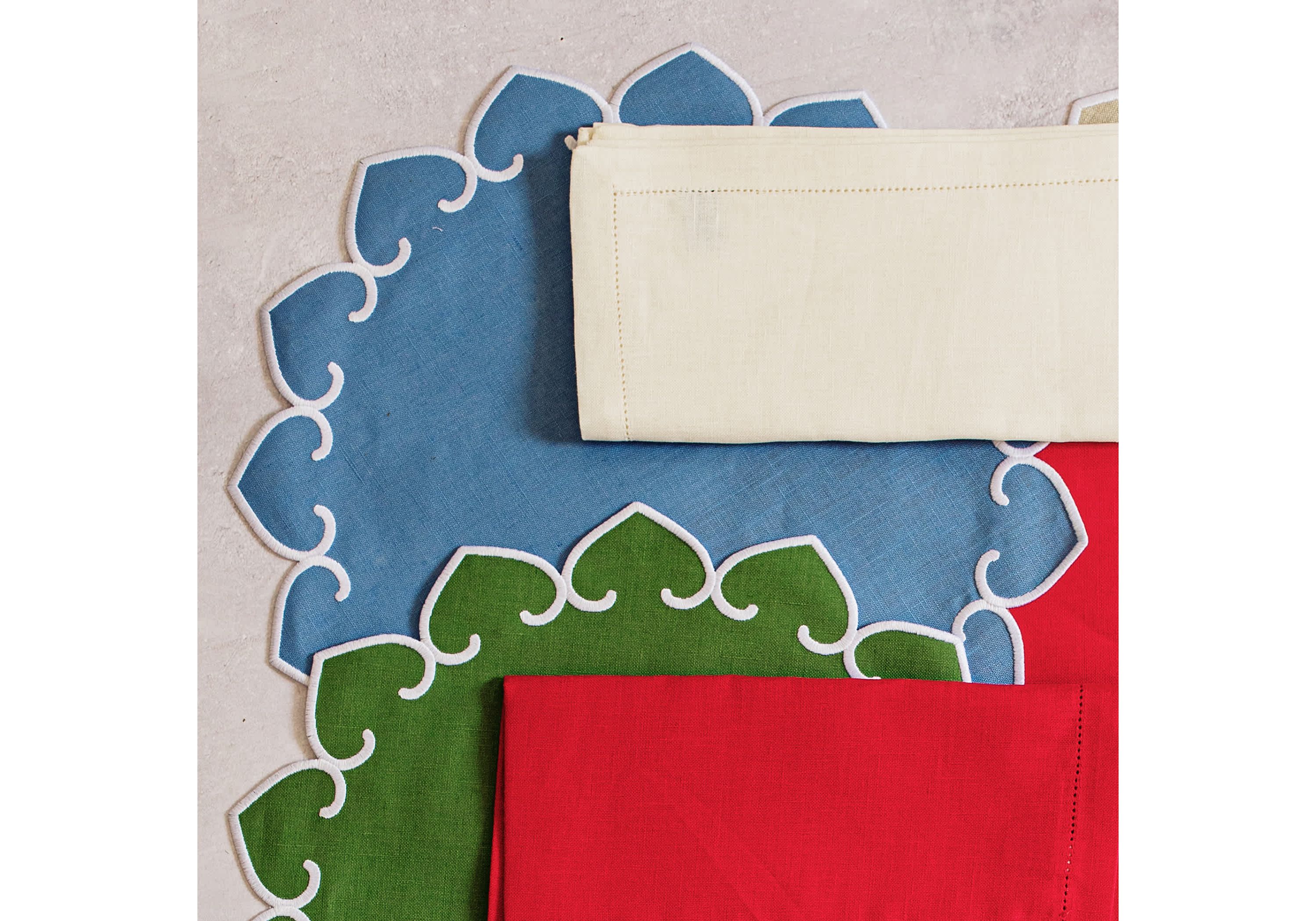 Tessuti Cornflower Blue Round Placemats with White Stitching - Set of 4
