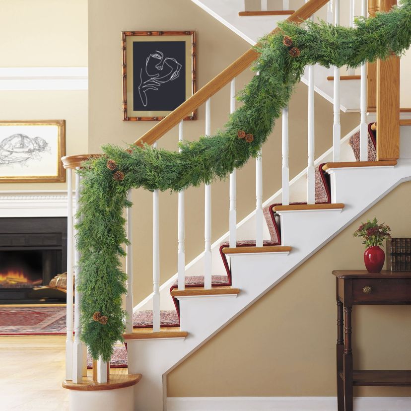 Puleo International 9 x 10" Artificial PE Christmas Garland