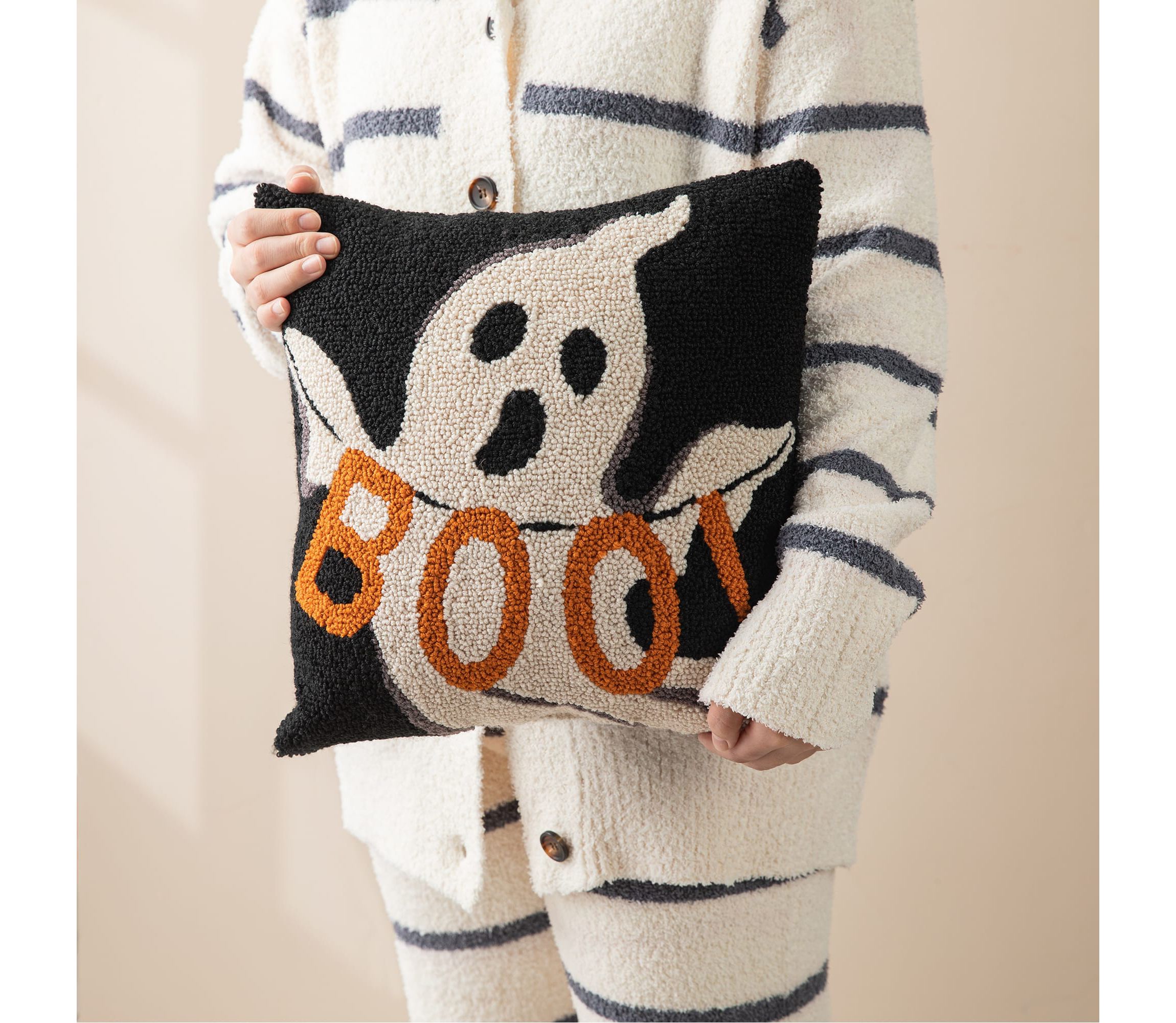 14"H Hooked Halloween Ghost "BOO" Pillow