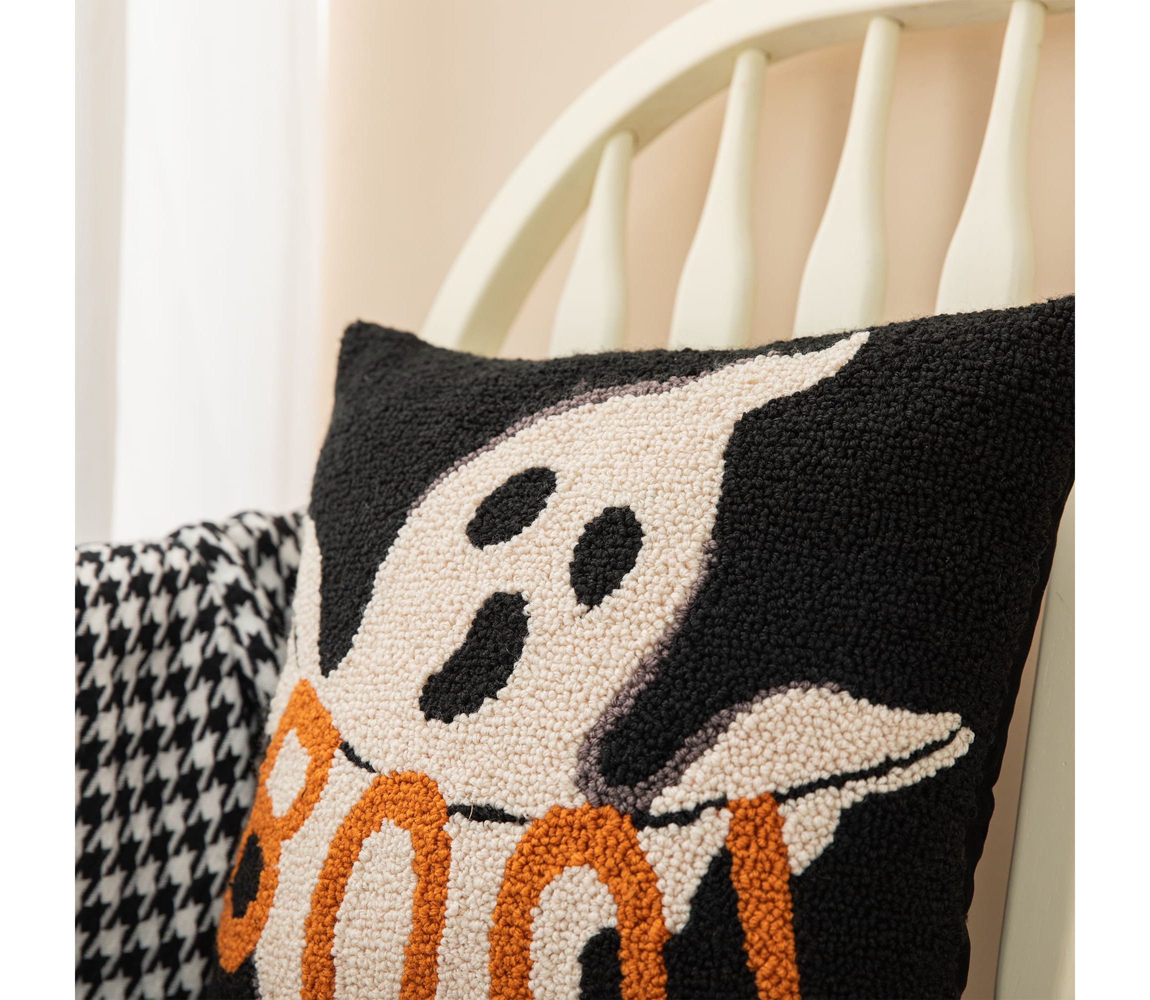 14"H Hooked Halloween Ghost "BOO" Pillow