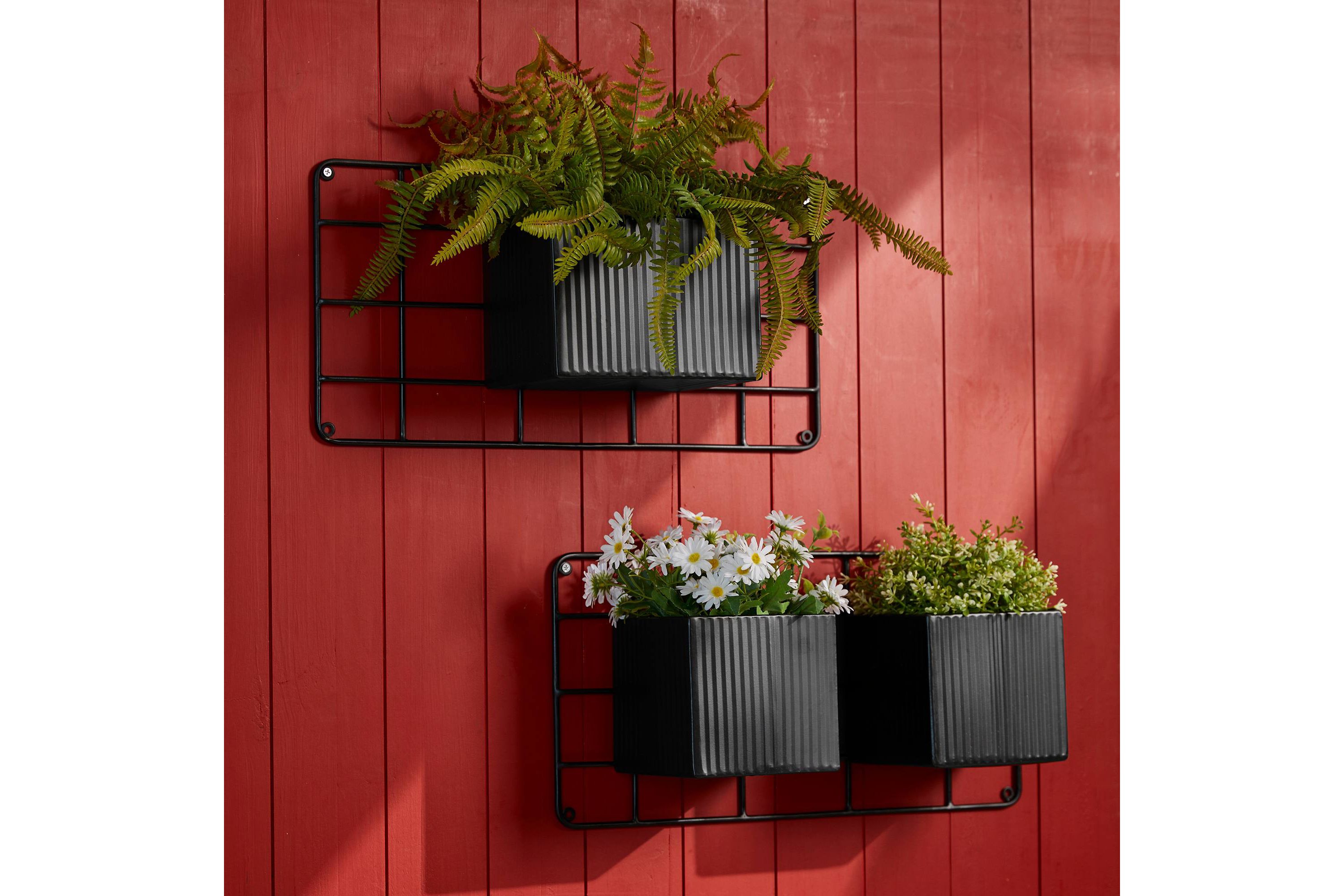 20L Black Metal Vertical Wall Planters, Planter Stands (KD)L: 8.00L * 6.00W *5.5HS: 6.00L * 6.00W *5.5HWeight capacity: 40LBSMetal Thickness：0.4mm   Pipe Thickness：6mm