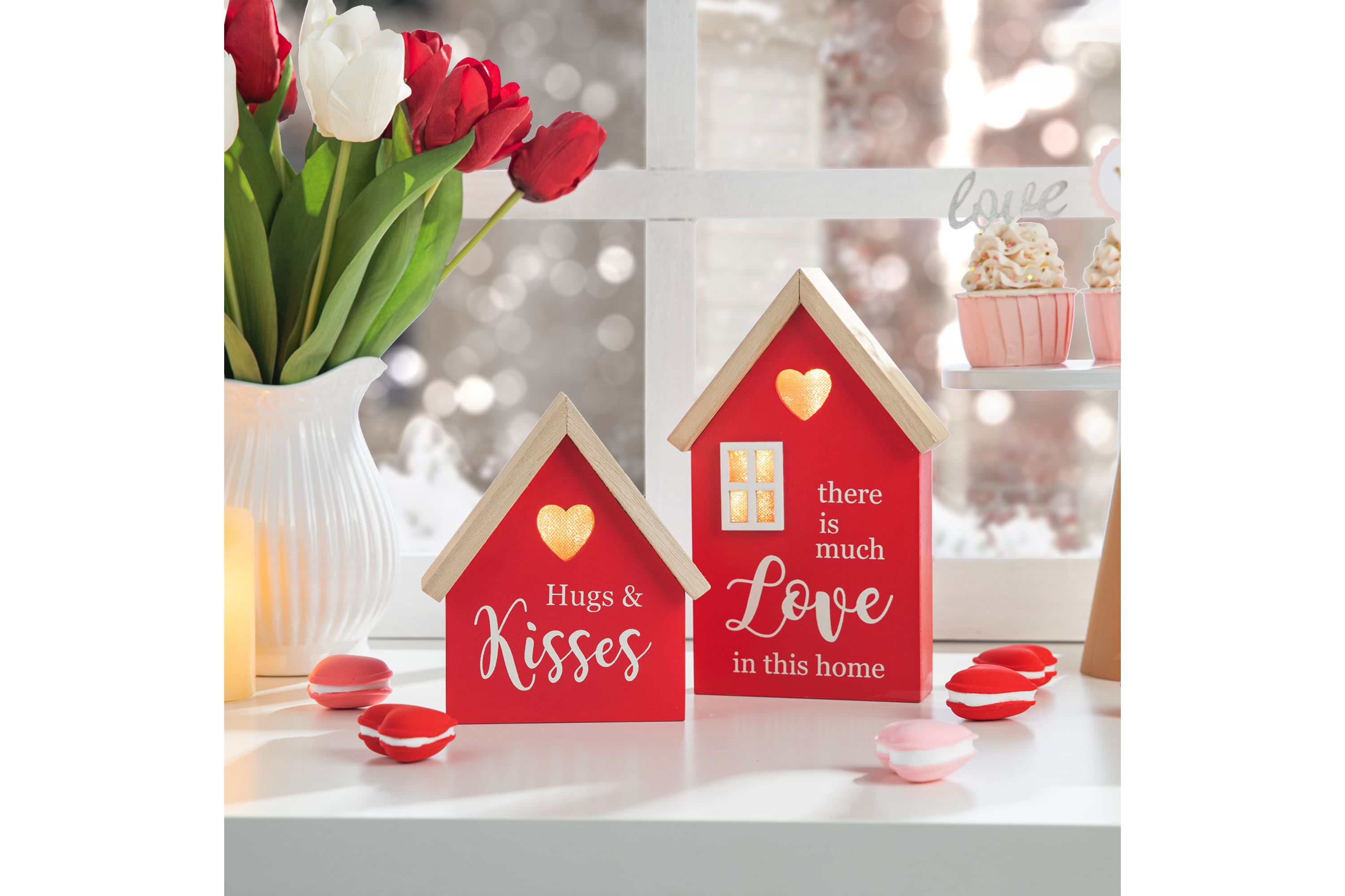 Set of 2 Lighted Valentine‘s Wooden House-shaped Table Decor