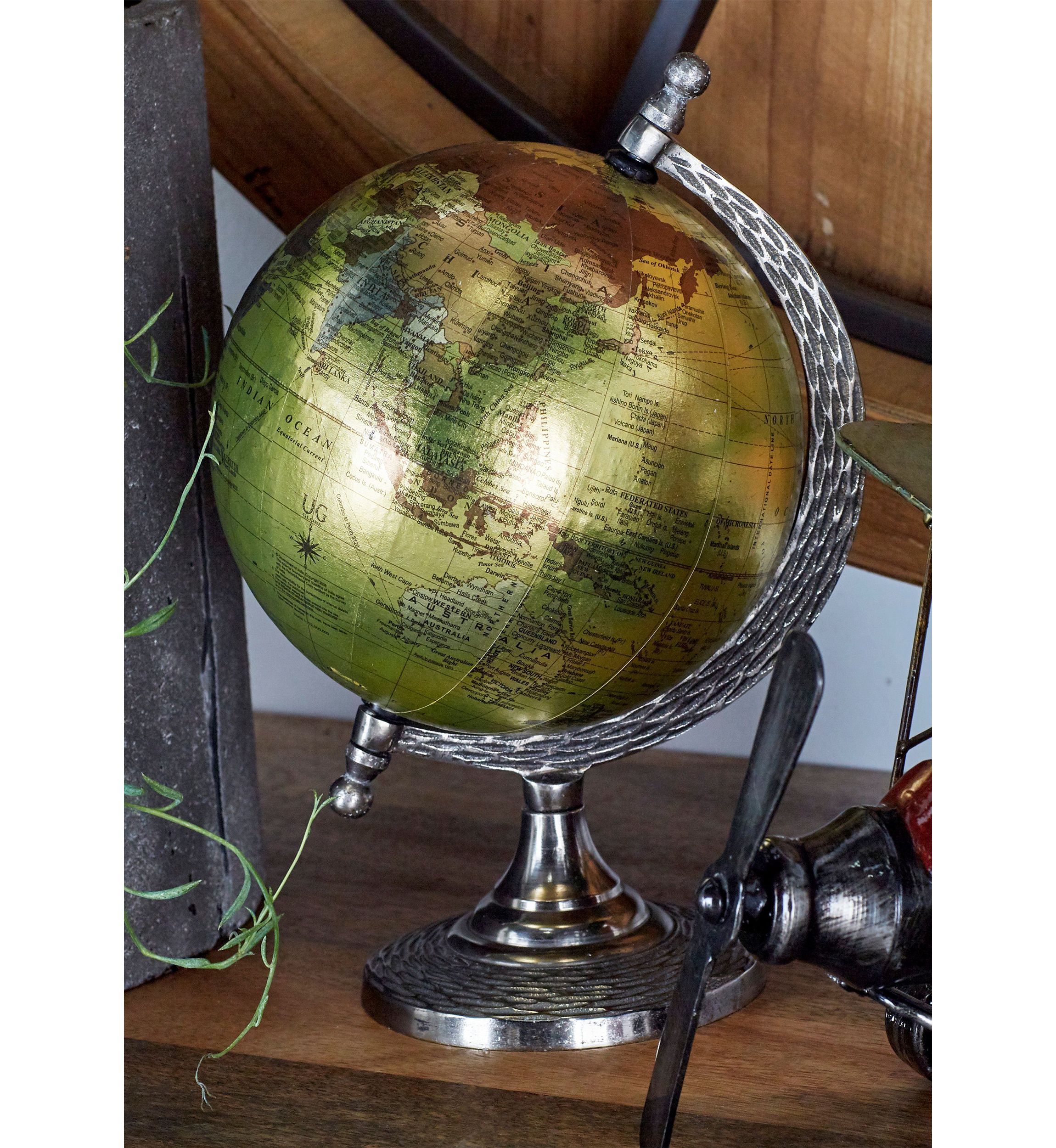 Traditional Aluminum Metal Globe
