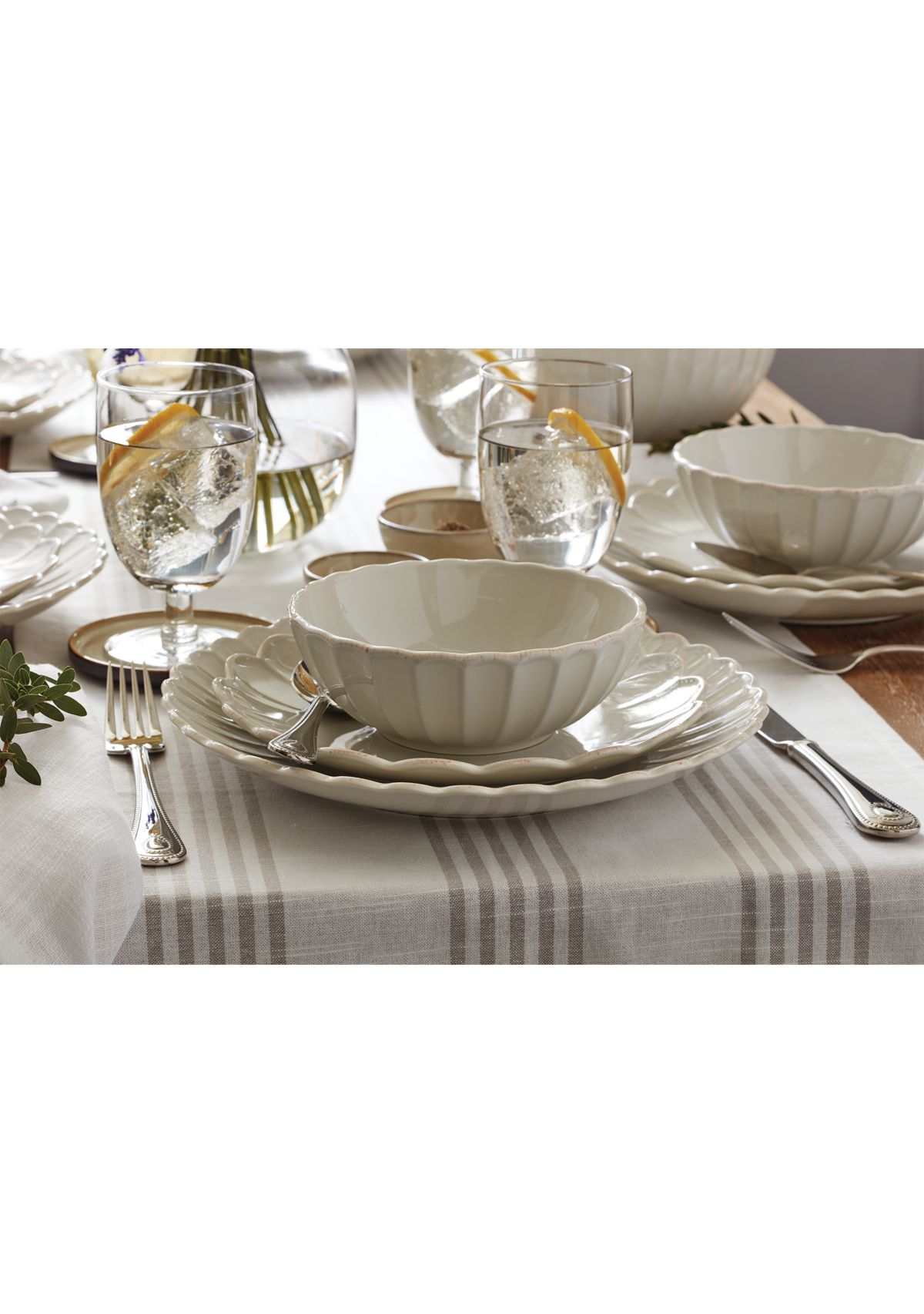 French Perle Scallop 12-Piece Dinnerware Set