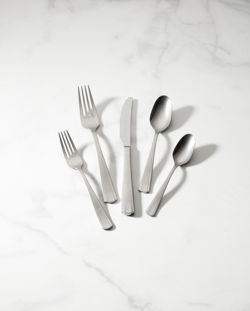 French Perle Scallop 65-Piece Flatware Set