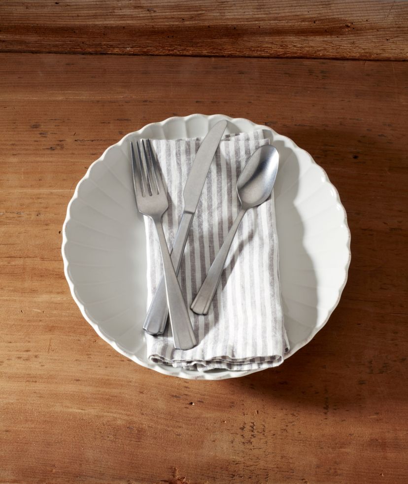 French Perle Scallop 65-Piece Flatware Set