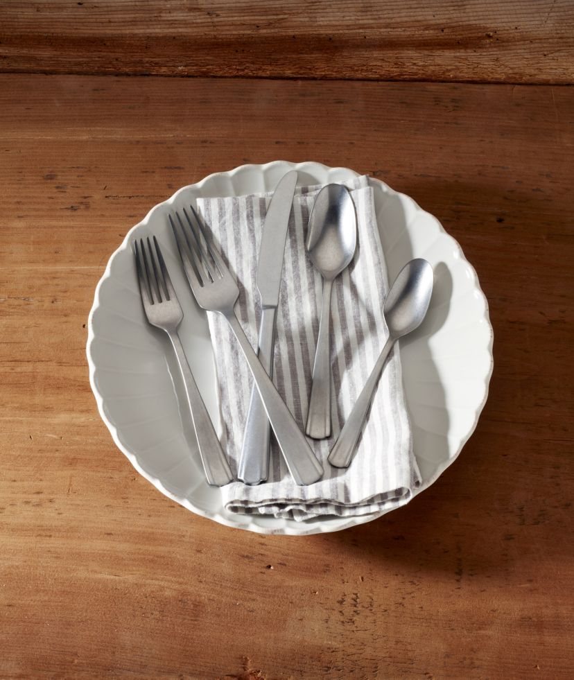 French Perle Scallop 65-Piece Flatware Set