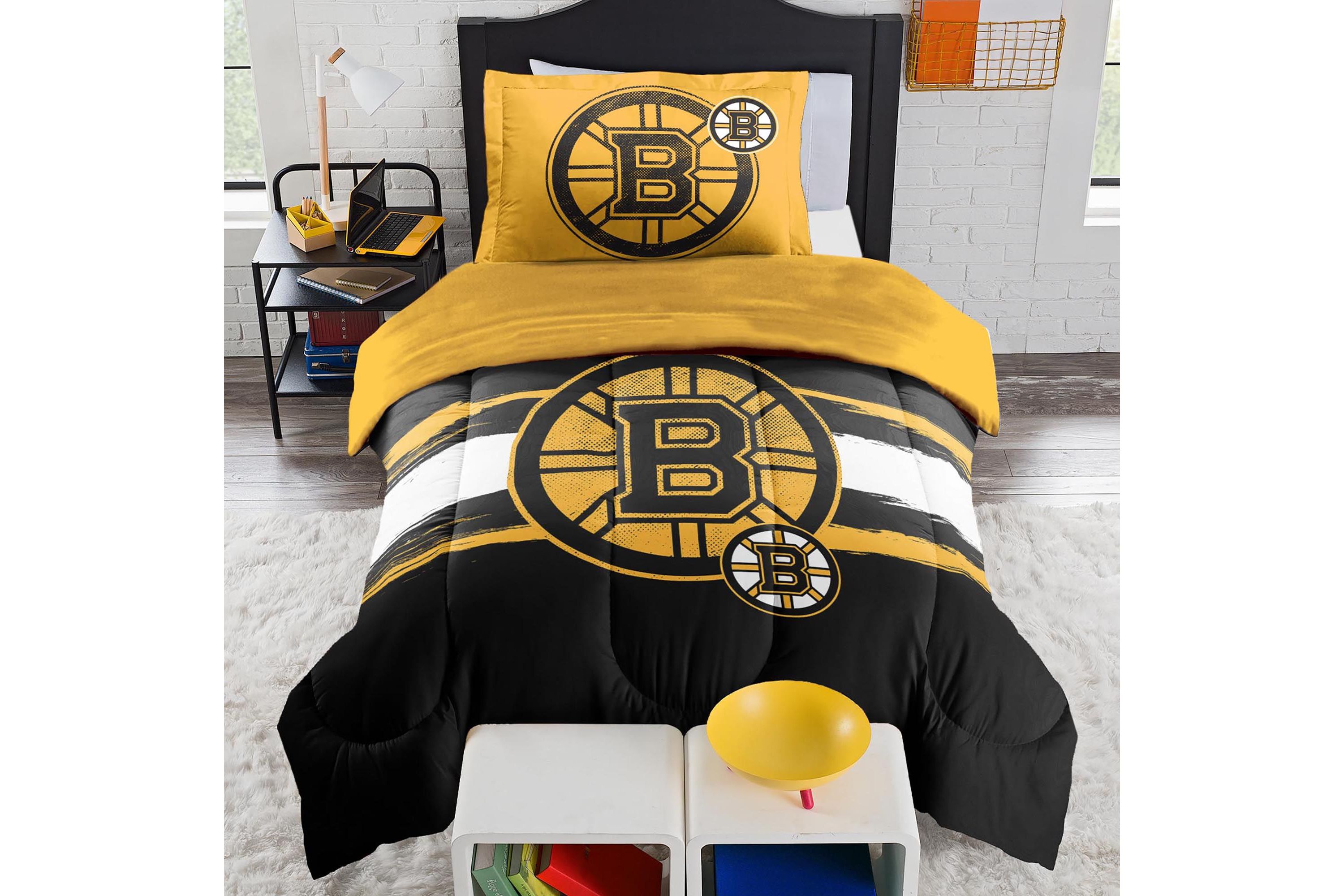 NHL Boston Bruins Officially Licenced Comforter & Sham set