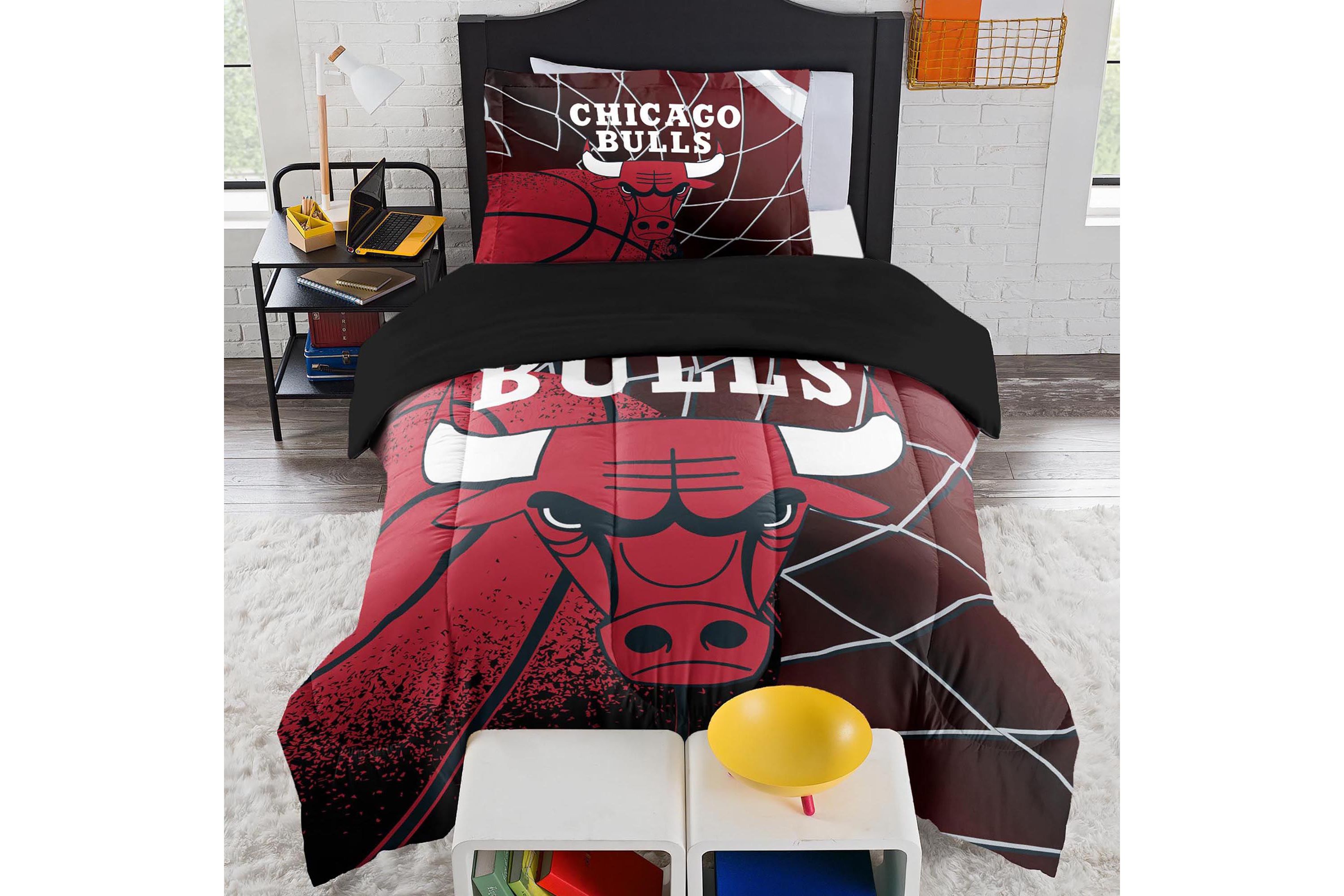 NBA Chicago Bulls Officially Licenced Comforter & Sham set